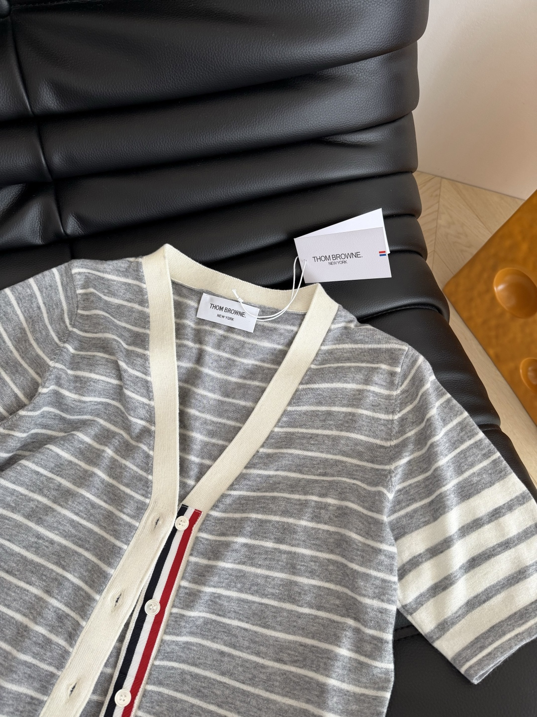 经典百搭系列 v领设计织带杠条短袖开衫 百搭浅灰色和藏蓝色条纹 休闲有时髦感 很推荐日常穿搭 有种老钱调