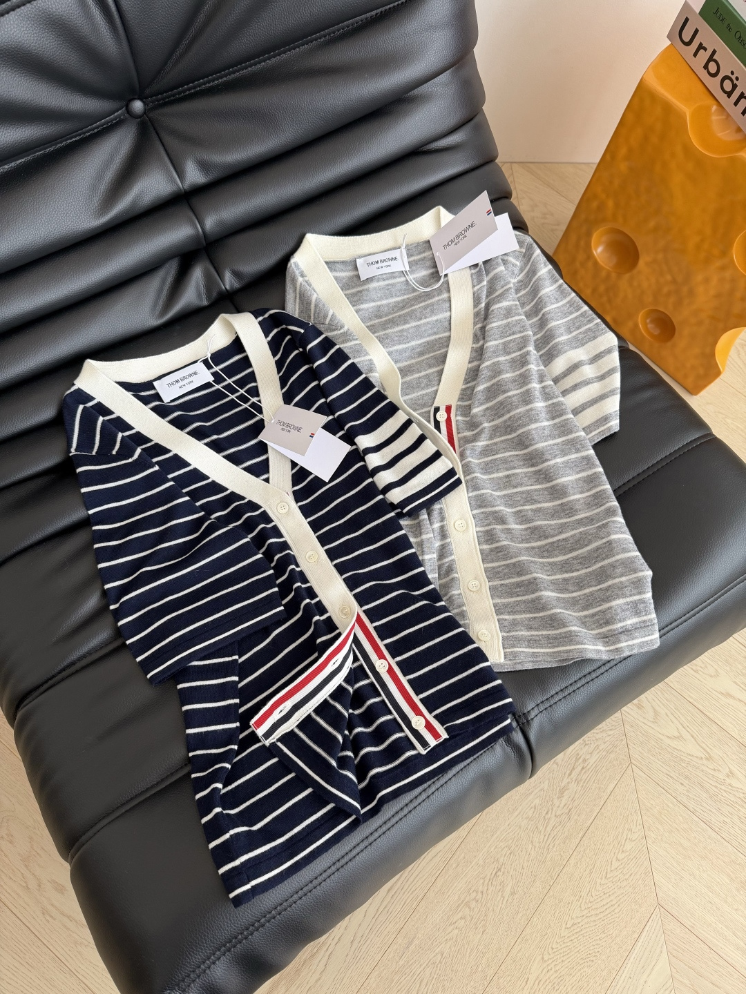 经典百搭系列 v领设计织带杠条短袖开衫 百搭浅灰色和藏蓝色条纹 休闲有时髦感 很推荐日常穿搭 有种老钱调