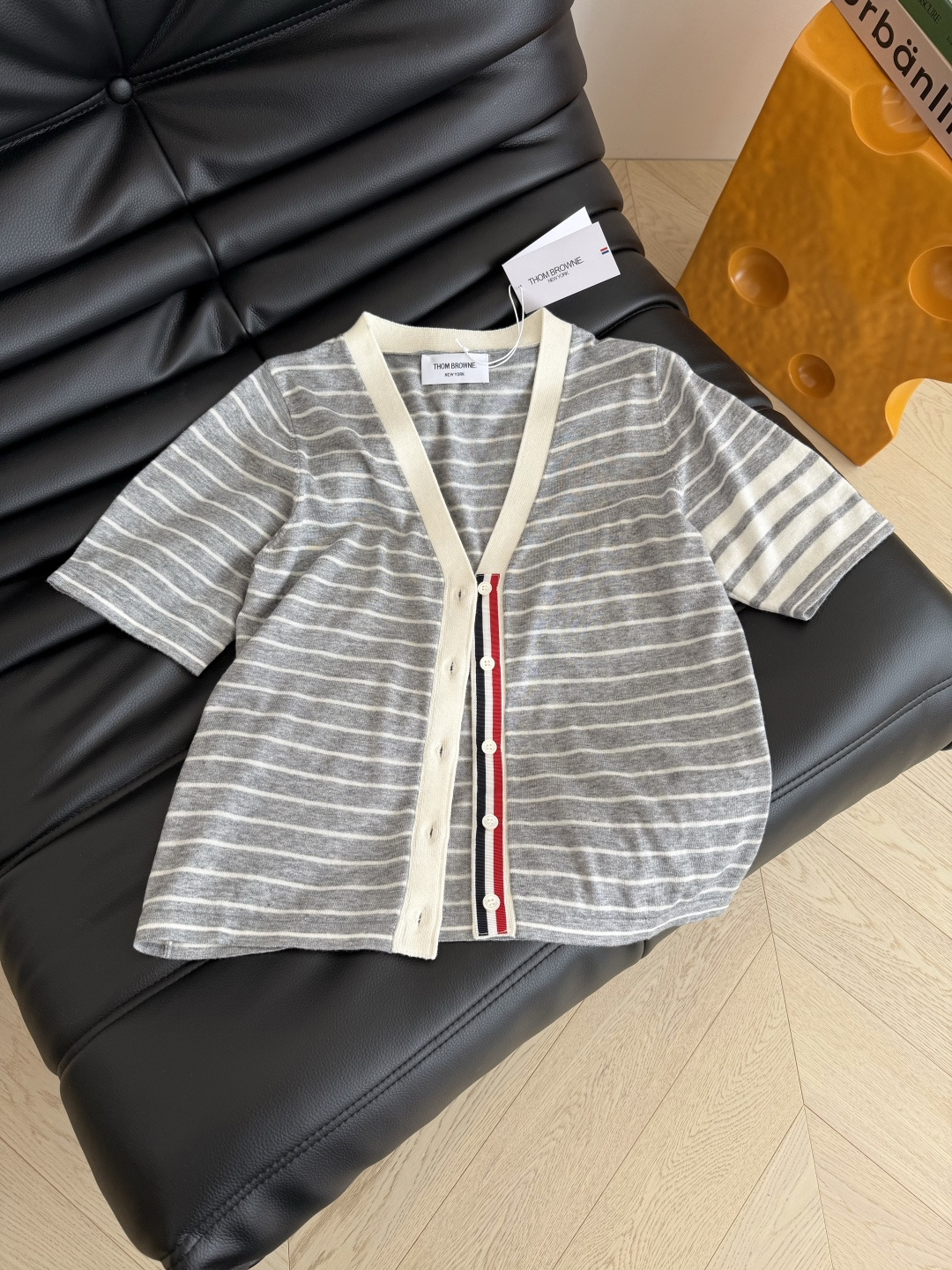 经典百搭系列 v领设计织带杠条短袖开衫 百搭浅灰色和藏蓝色条纹 休闲有时髦感 很推荐日常穿搭 有种老钱调