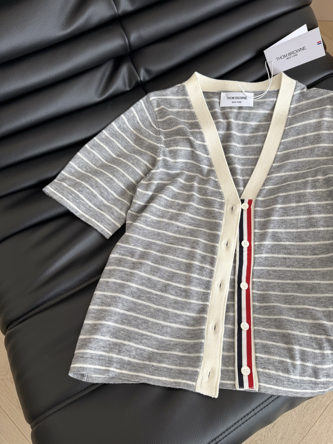 经典百搭系列 v领设计织带杠条短袖开衫 百搭浅灰色和藏蓝色条纹 休闲有时髦感 很推荐日常穿搭 有种老钱调