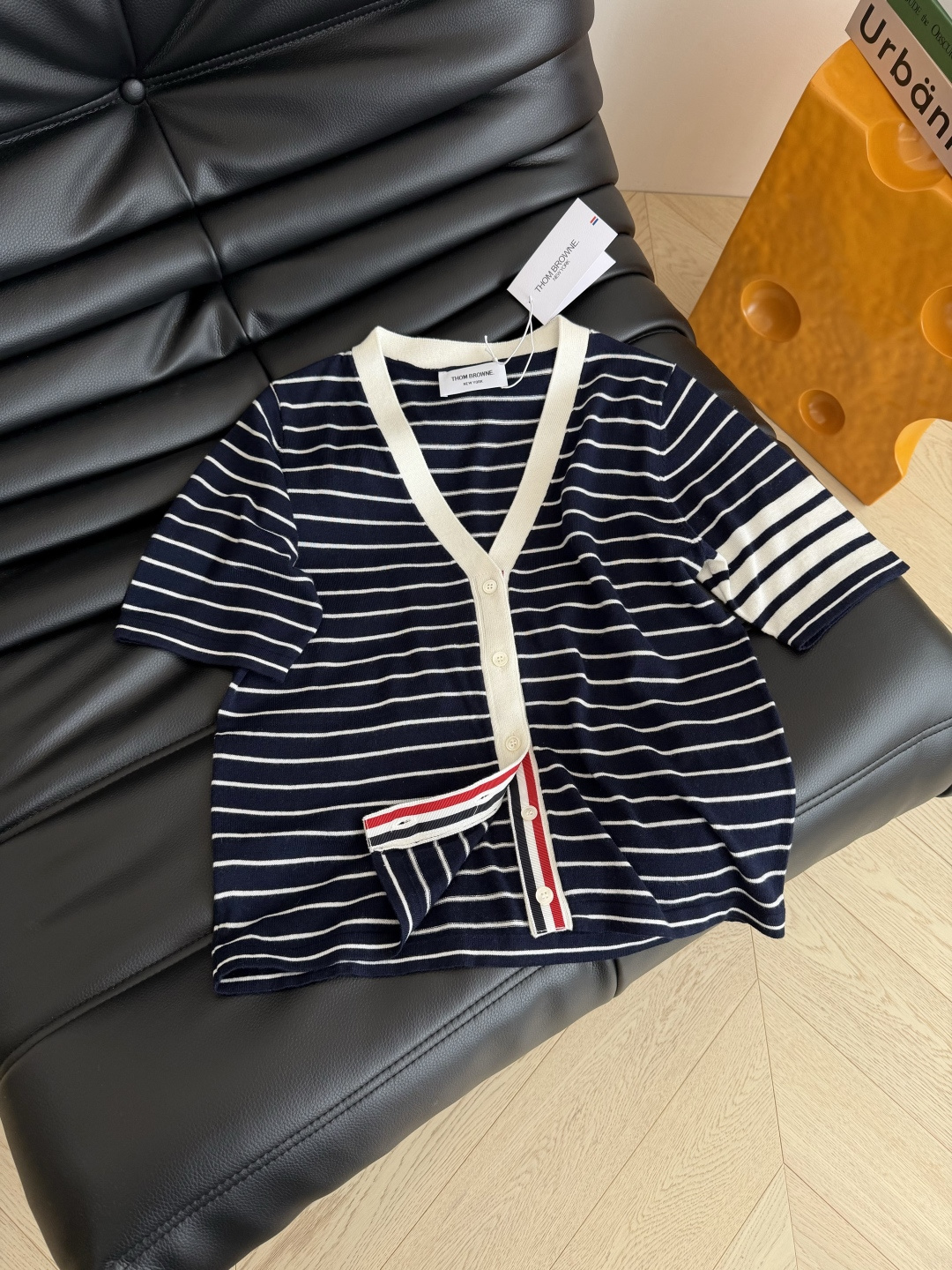 经典百搭系列 v领设计织带杠条短袖开衫 百搭浅灰色和藏蓝色条纹 休闲有时髦感 很推荐日常穿搭 有种老钱调