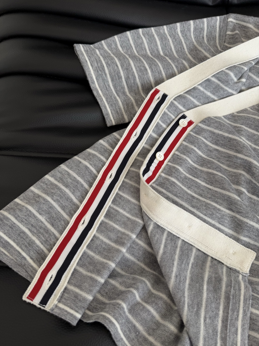 经典百搭系列 v领设计织带杠条短袖开衫 百搭浅灰色和藏蓝色条纹 休闲有时髦感 很推荐日常穿搭 有种老钱调