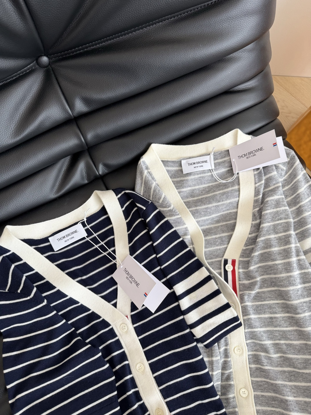 经典百搭系列 v领设计织带杠条短袖开衫 百搭浅灰色和藏蓝色条纹 休闲有时髦感 很推荐日常穿搭 有种老钱调