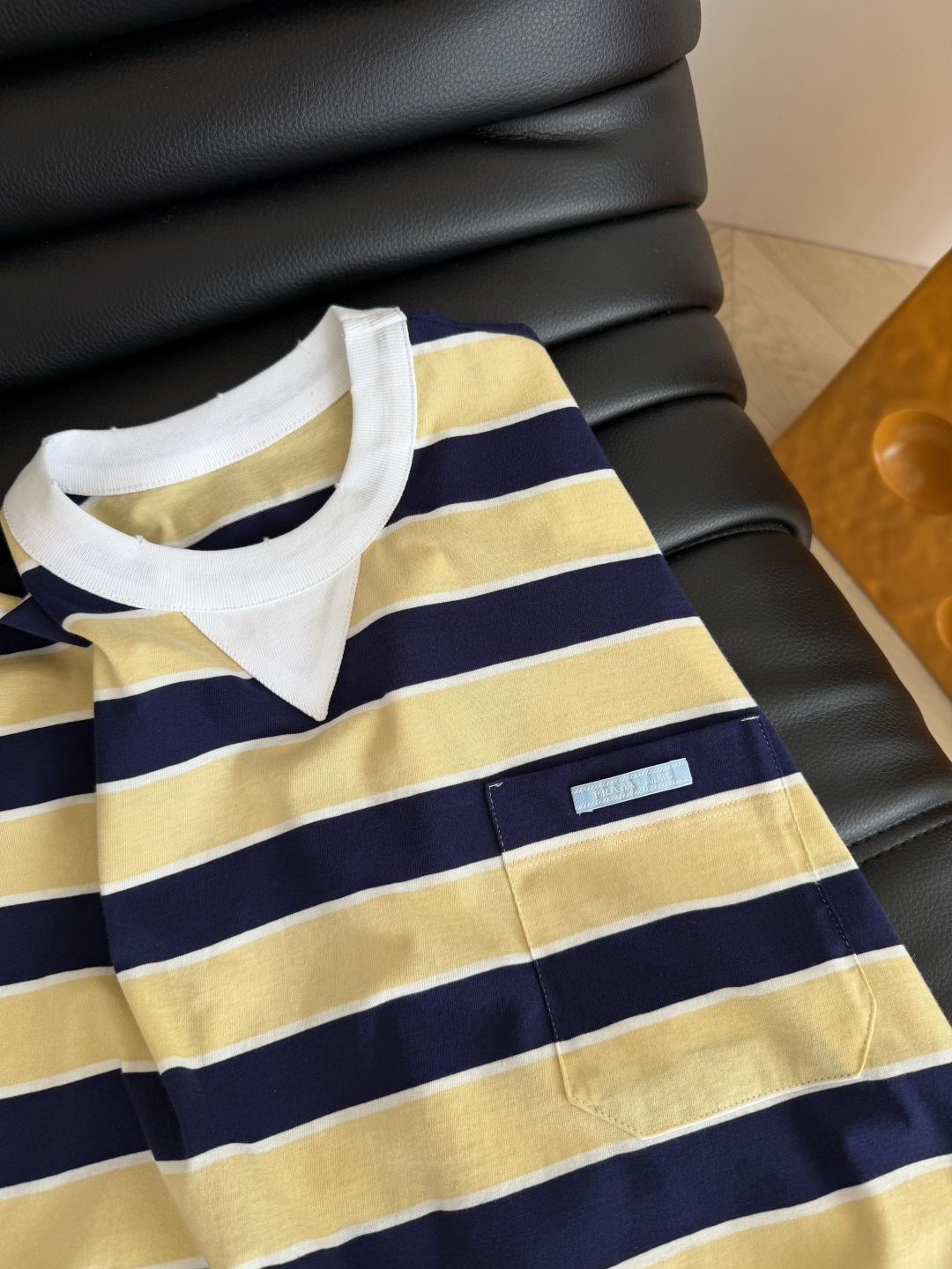 26春夏 撞色领口条纹T恤 青春的配色 洋气又大方 宽条纹很出片 是日常出街的出片神器 对条剪裁做法 宽