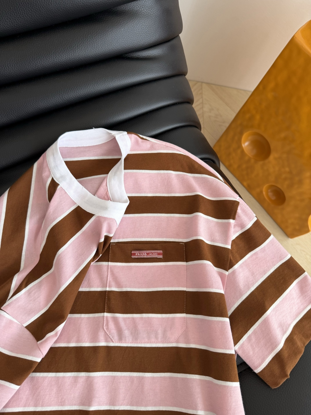 26春夏 撞色领口条纹T恤 青春的配色 洋气又大方 宽条纹很出片 是日常出街的出片神器 对条剪裁做法 宽