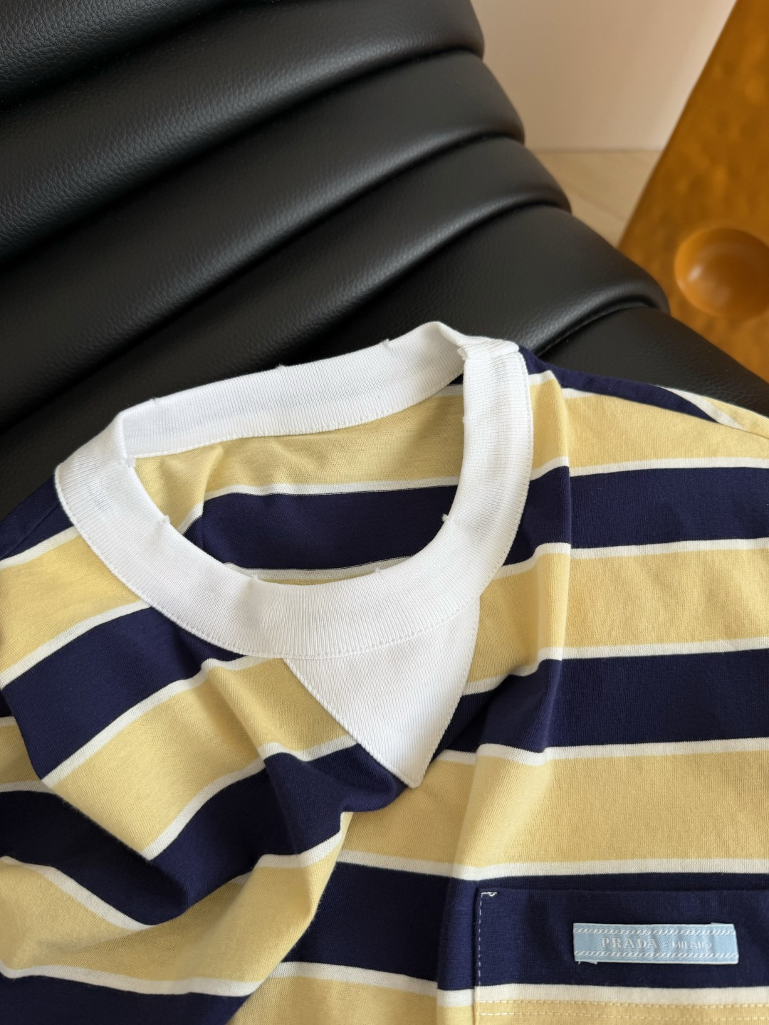 26春夏 撞色领口条纹T恤 青春的配色 洋气又大方 宽条纹很出片 是日常出街的出片神器 对条剪裁做法 宽