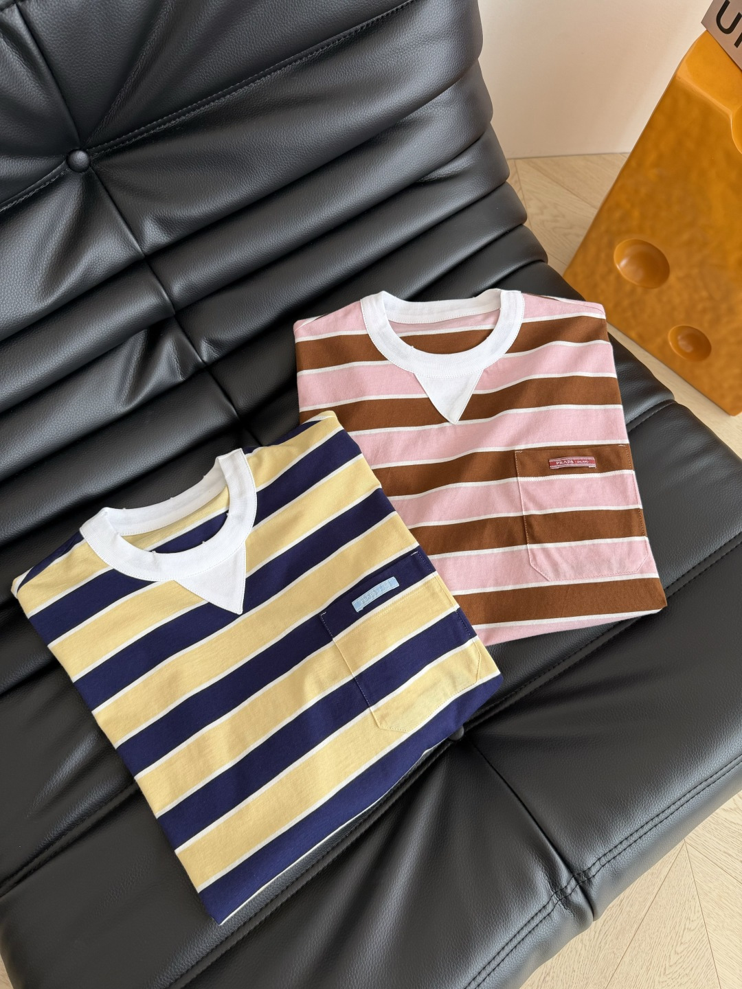 26春夏 撞色领口条纹T恤 青春的配色 洋气又大方 宽条纹很出片 是日常出街的出片神器 对条剪裁做法 宽