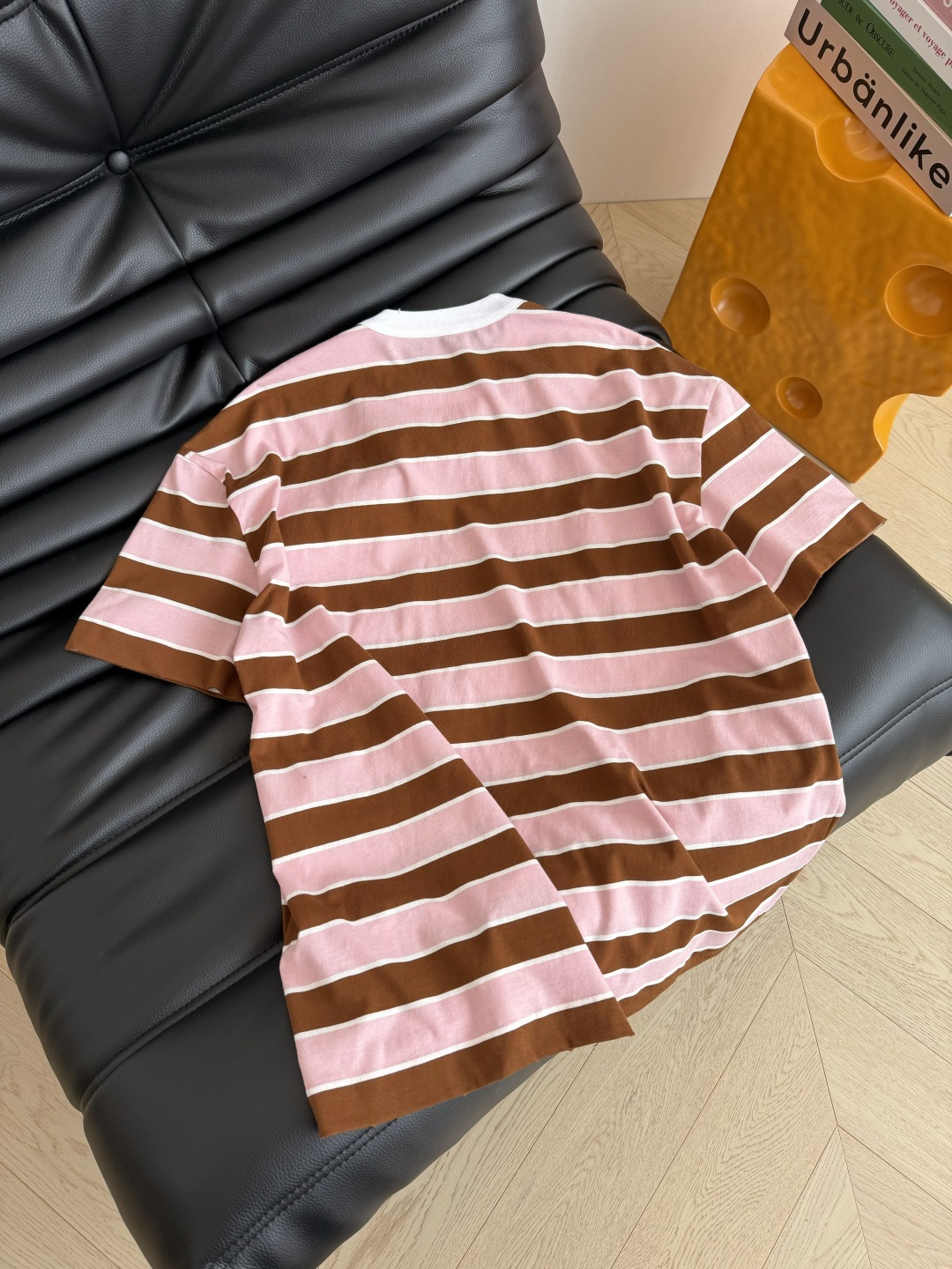 26春夏 撞色领口条纹T恤 青春的配色 洋气又大方 宽条纹很出片 是日常出街的出片神器 对条剪裁做法 宽