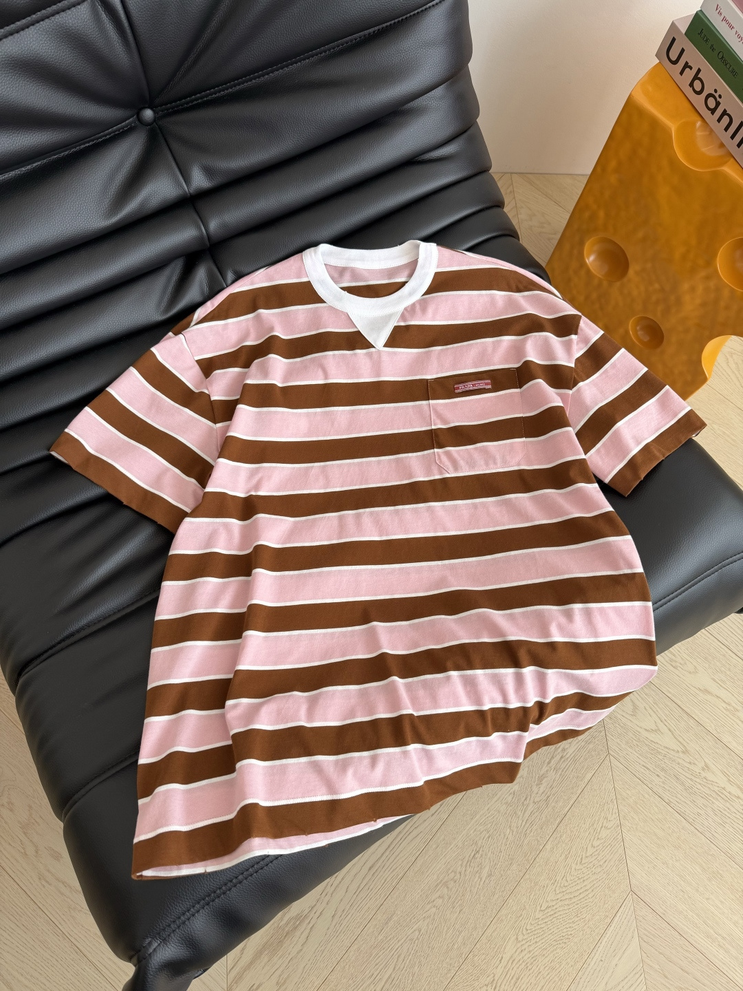 26春夏 撞色领口条纹T恤 青春的配色 洋气又大方 宽条纹很出片 是日常出街的出片神器 对条剪裁做法 宽