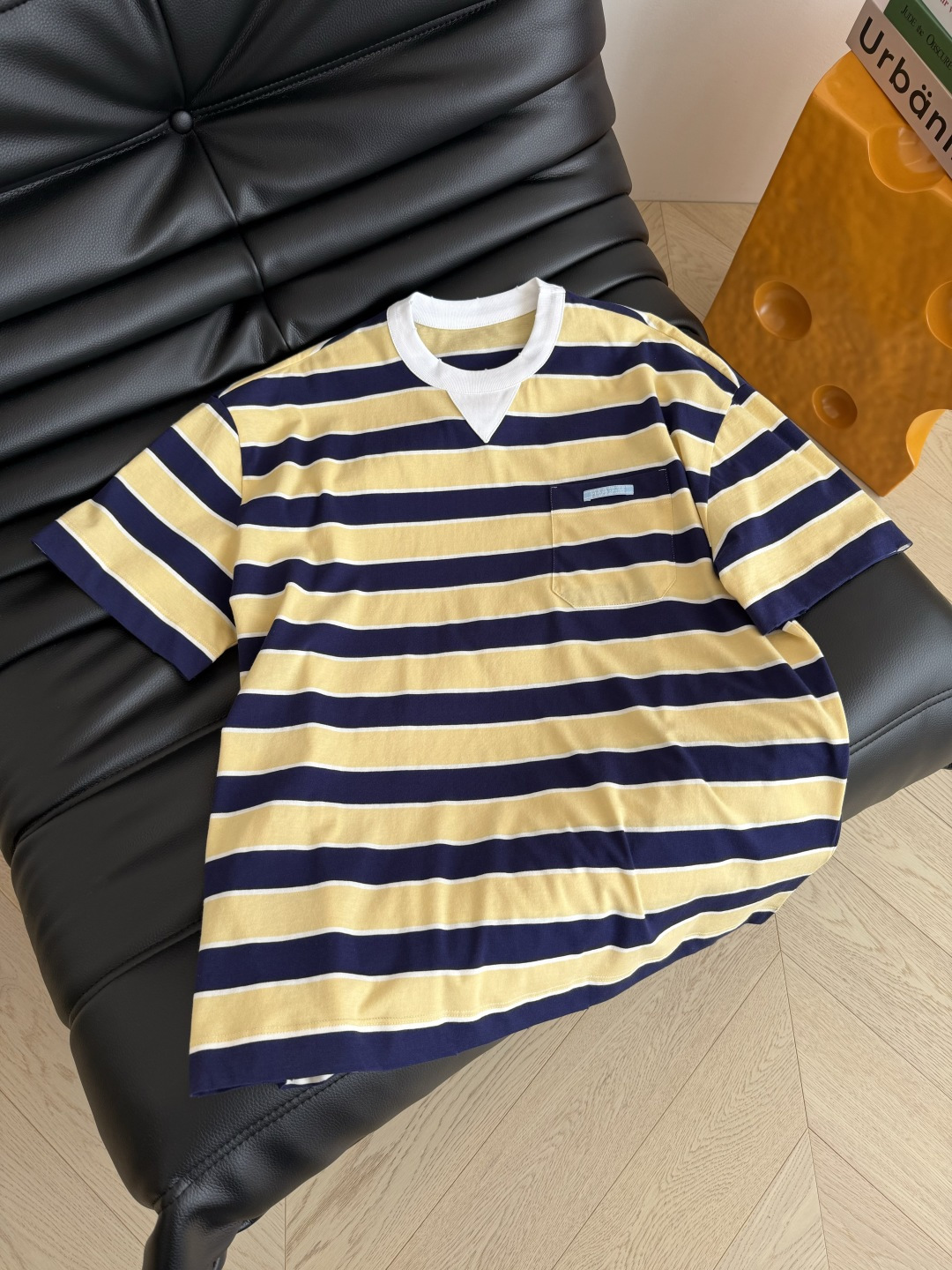 26春夏 撞色领口条纹T恤 青春的配色 洋气又大方 宽条纹很出片 是日常出街的出片神器 对条剪裁做法 宽