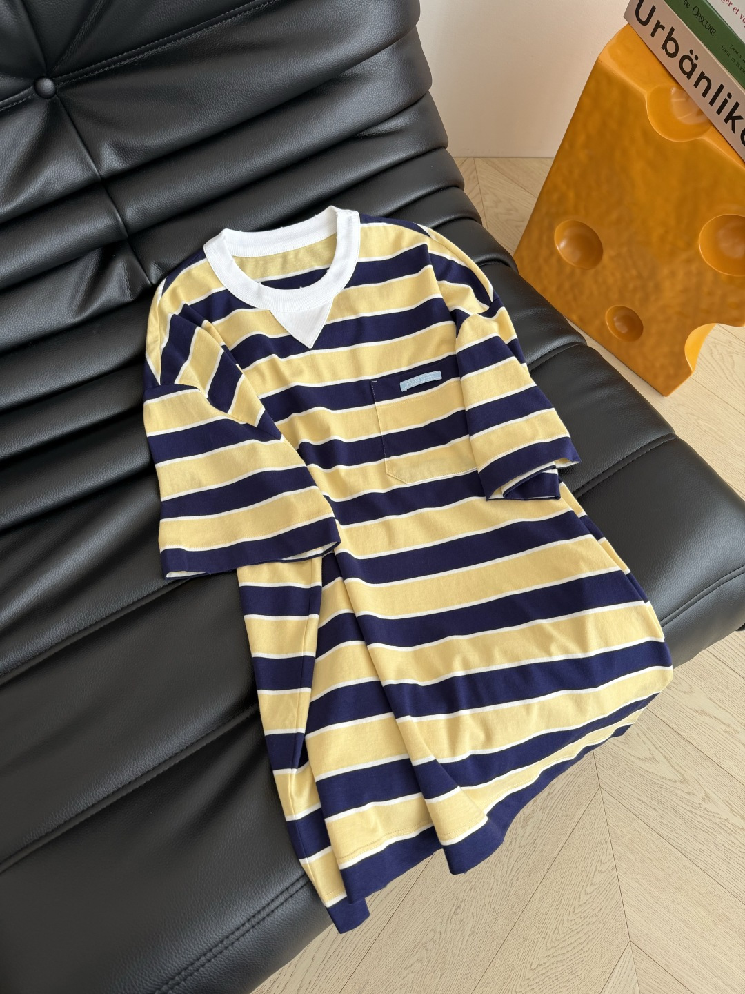 26春夏 撞色领口条纹T恤 青春的配色 洋气又大方 宽条纹很出片 是日常出街的出片神器 对条剪裁做法 宽