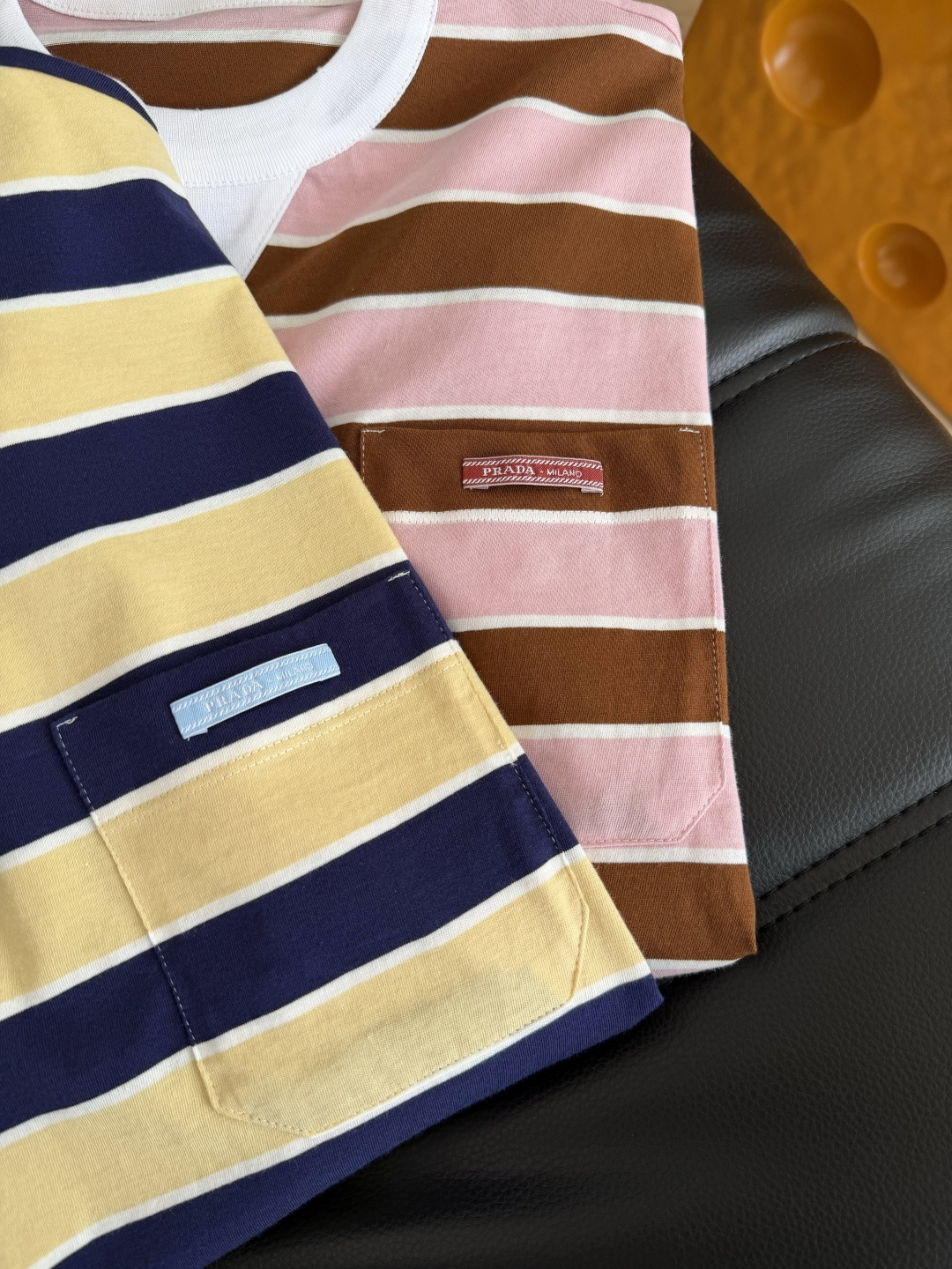 26春夏 撞色领口条纹T恤 青春的配色 洋气又大方 宽条纹很出片 是日常出街的出片神器 对条剪裁做法 宽