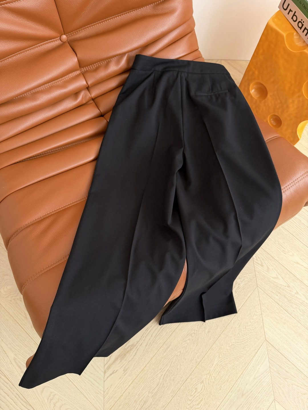 26ss 波浪线凯旋门刺绣西裤 基础不缺细节感 百搭又有造型效果 腰头的波浪线和口袋边的凯旋门图案相呼应