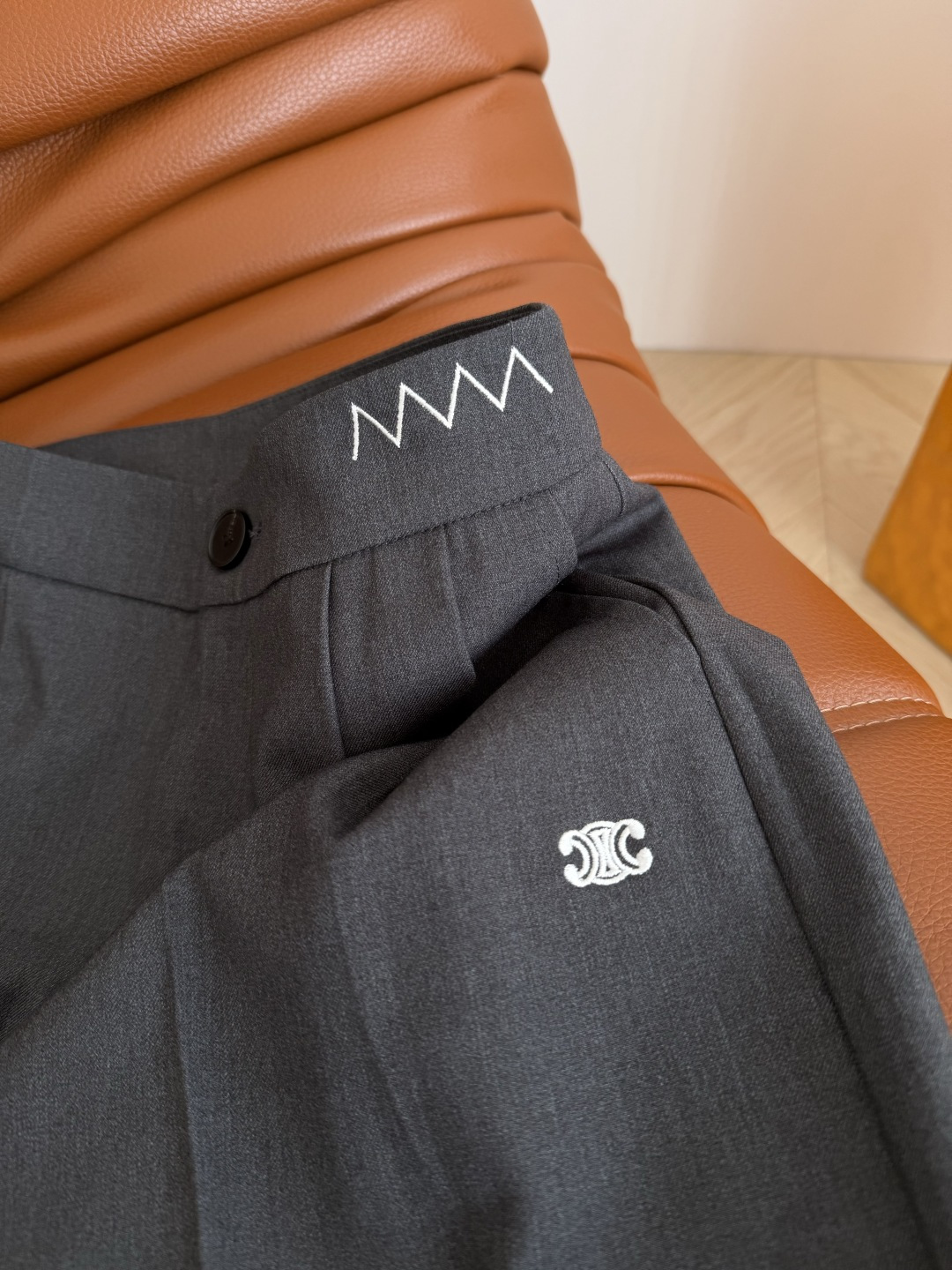 26ss 波浪线凯旋门刺绣西裤 基础不缺细节感 百搭又有造型效果 腰头的波浪线和口袋边的凯旋门图案相呼应