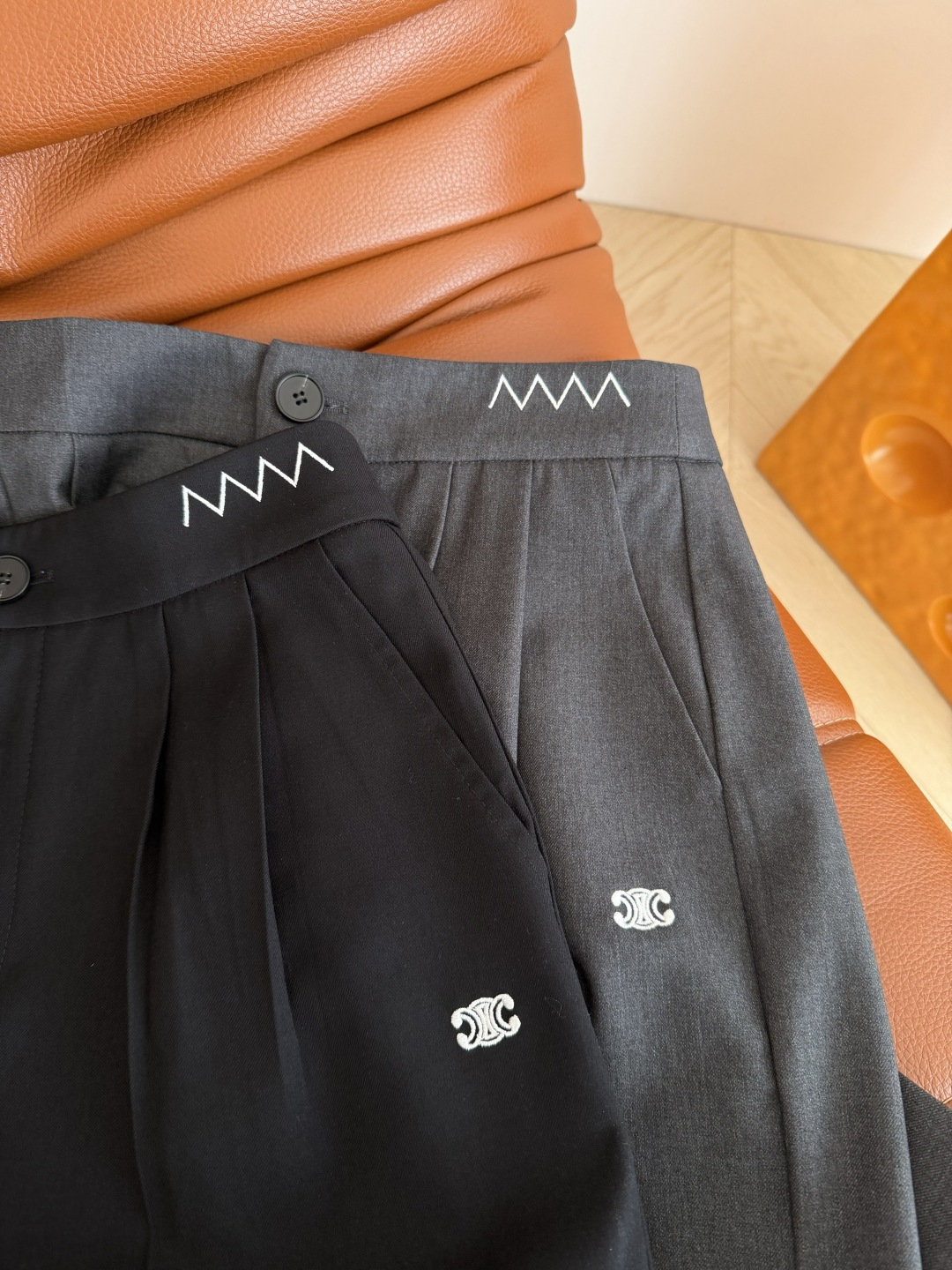 26ss 波浪线凯旋门刺绣西裤 基础不缺细节感 百搭又有造型效果 腰头的波浪线和口袋边的凯旋门图案相呼应