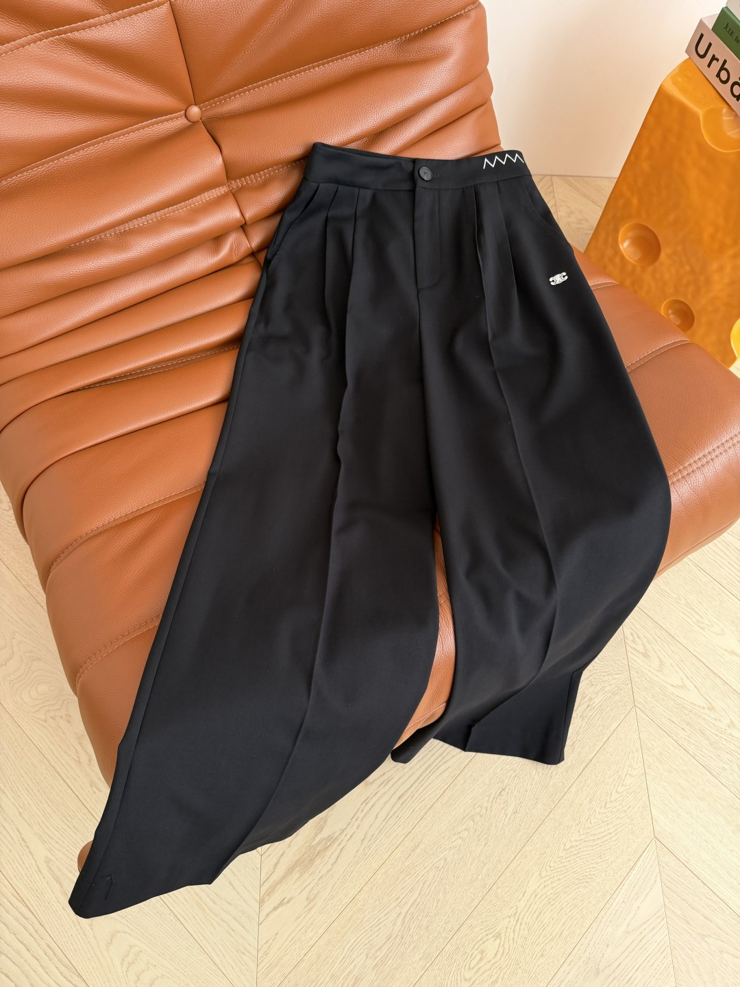 26ss 波浪线凯旋门刺绣西裤 基础不缺细节感 百搭又有造型效果 腰头的波浪线和口袋边的凯旋门图案相呼应