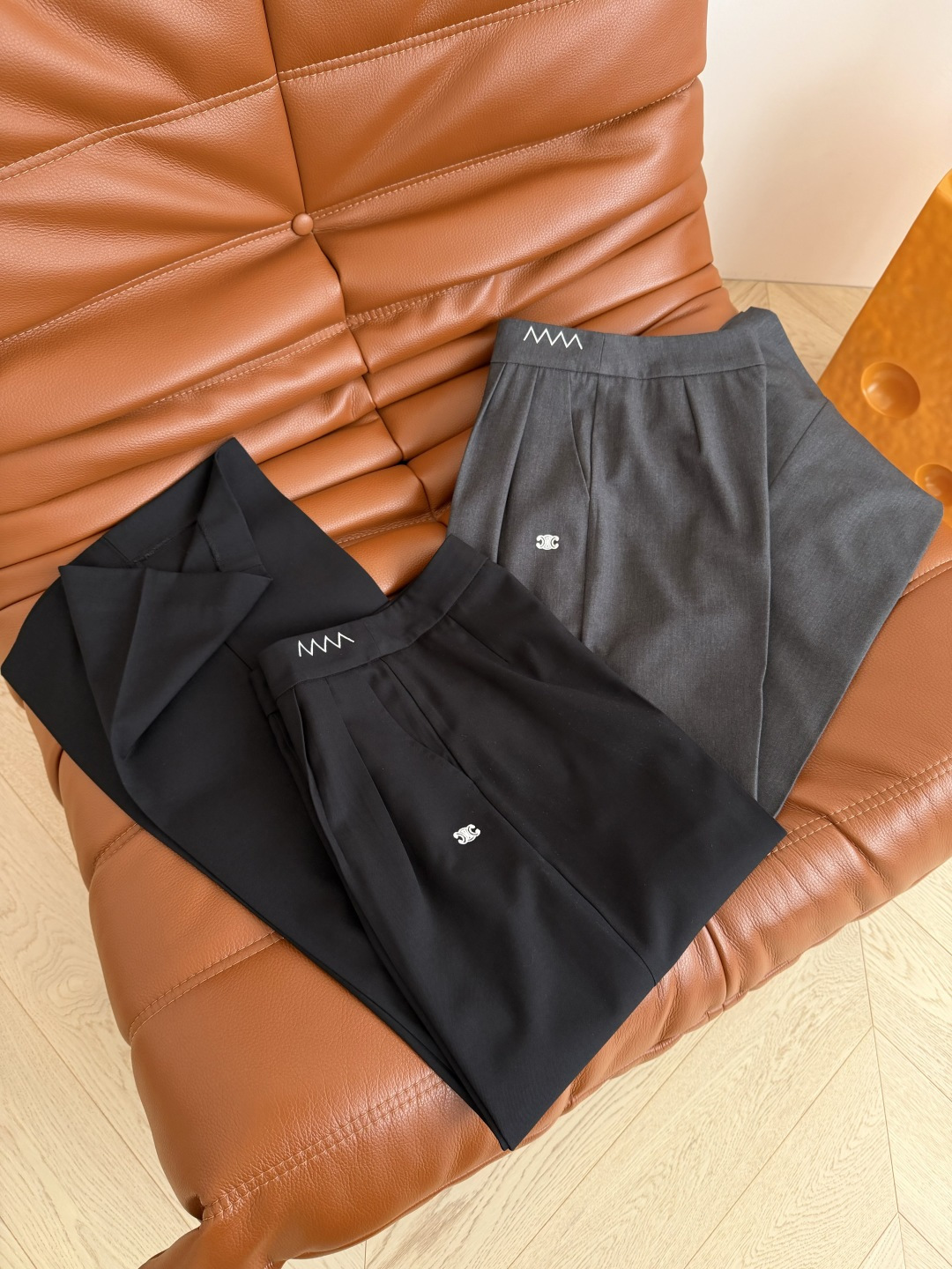 26ss 波浪线凯旋门刺绣西裤 基础不缺细节感 百搭又有造型效果 腰头的波浪线和口袋边的凯旋门图案相呼应