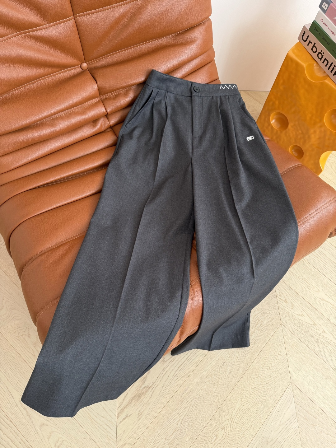 26ss 波浪线凯旋门刺绣西裤 基础不缺细节感 百搭又有造型效果 腰头的波浪线和口袋边的凯旋门图案相呼应