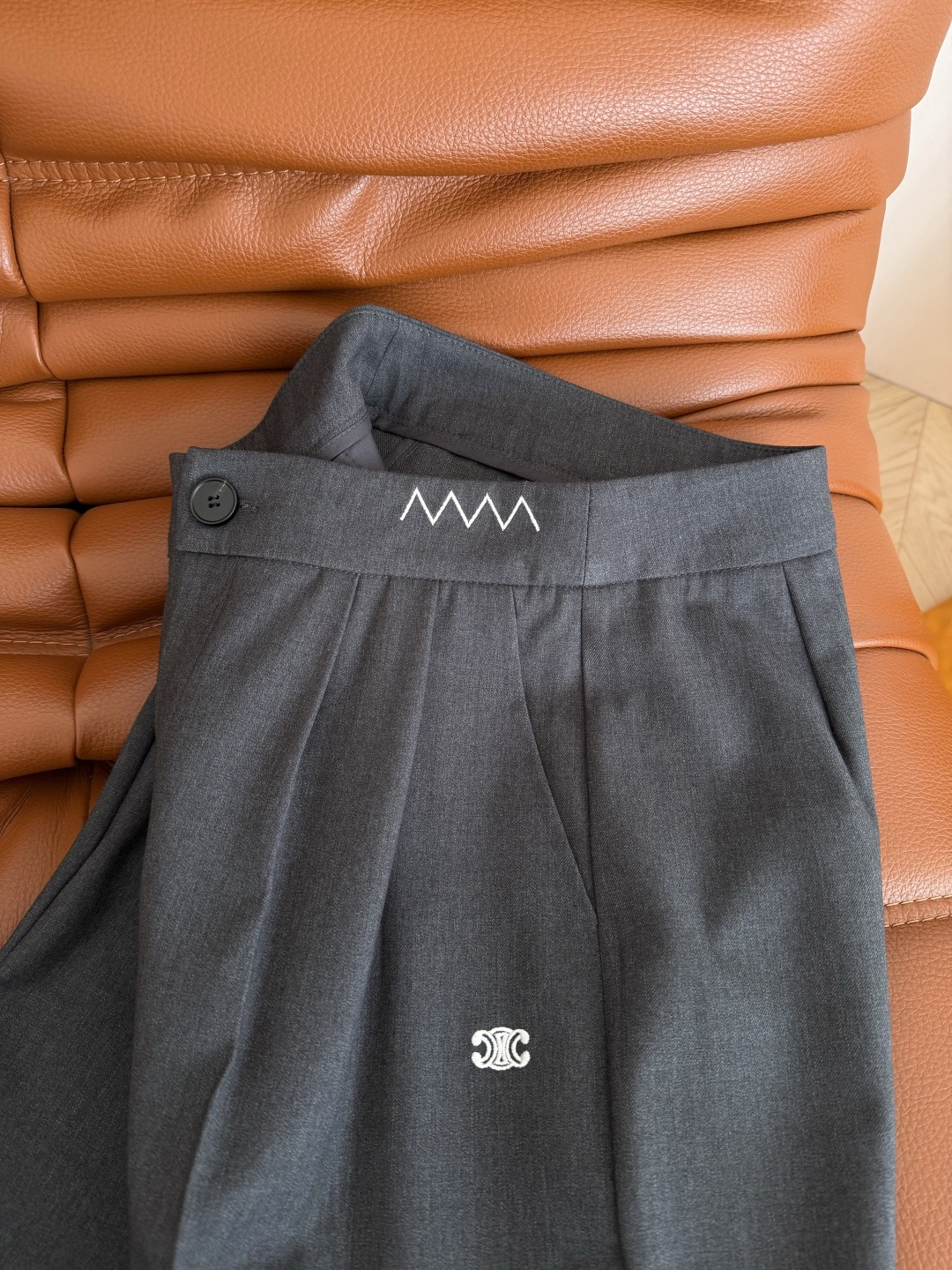 26ss 波浪线凯旋门刺绣西裤 基础不缺细节感 百搭又有造型效果 腰头的波浪线和口袋边的凯旋门图案相呼应