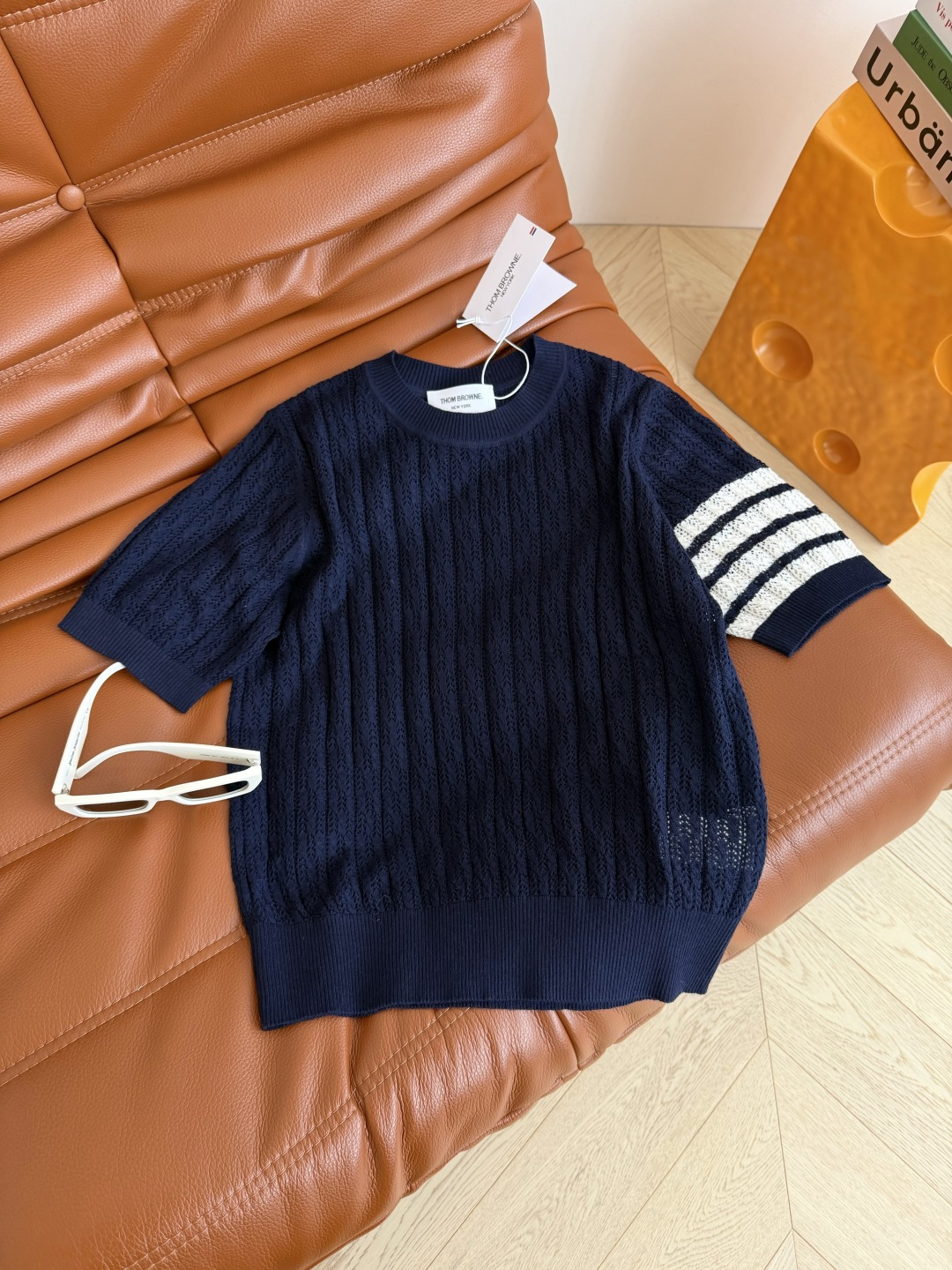 26春夏 经典杠条设计针织短袖上衣 很有辨识度的设计 采用了重工的扭绳镂空织法 细看都是小孔镂空 夏季清