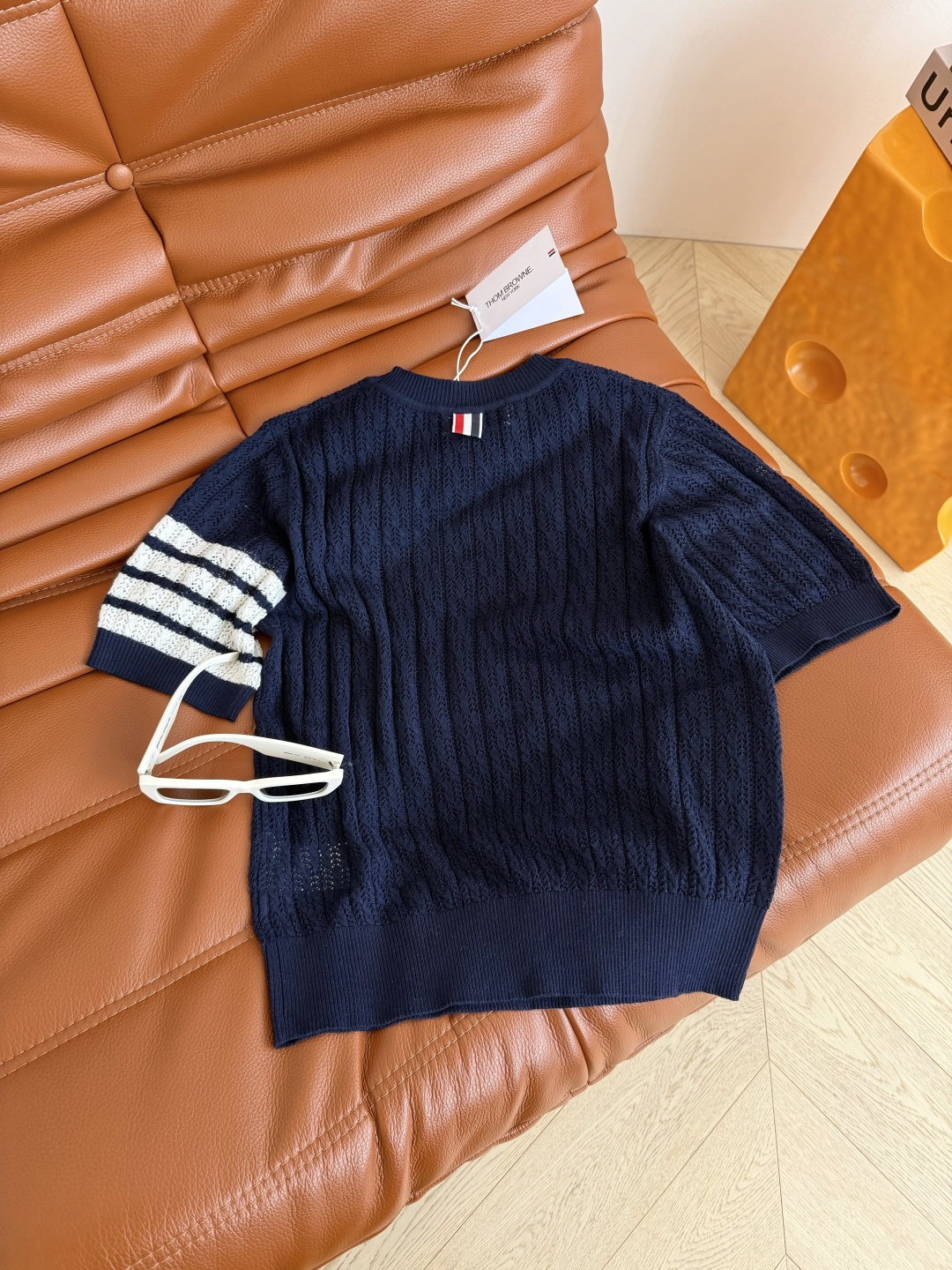 26春夏 经典杠条设计针织短袖上衣 很有辨识度的设计 采用了重工的扭绳镂空织法 细看都是小孔镂空 夏季清