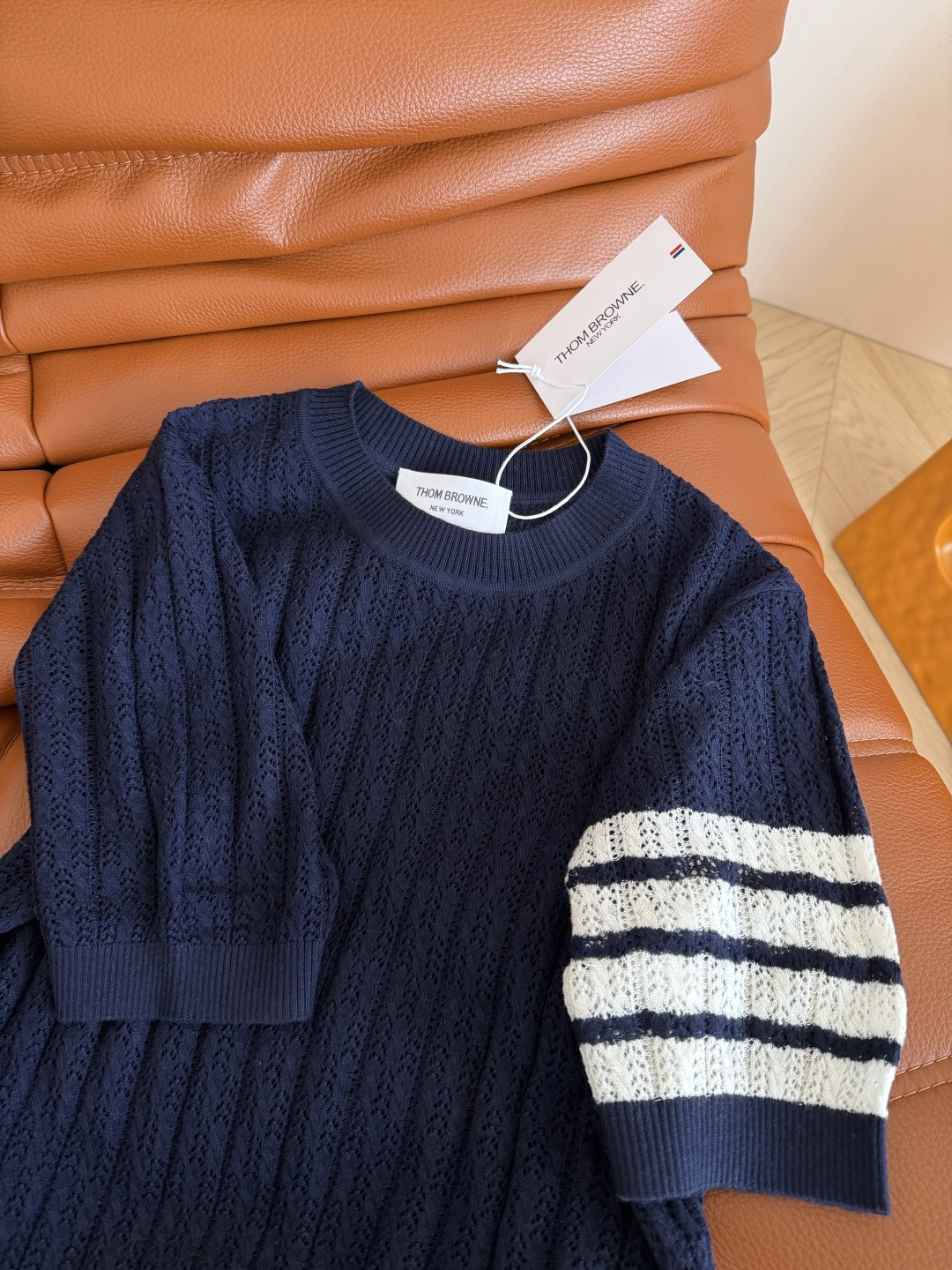 26春夏 经典杠条设计针织短袖上衣 很有辨识度的设计 采用了重工的扭绳镂空织法 细看都是小孔镂空 夏季清