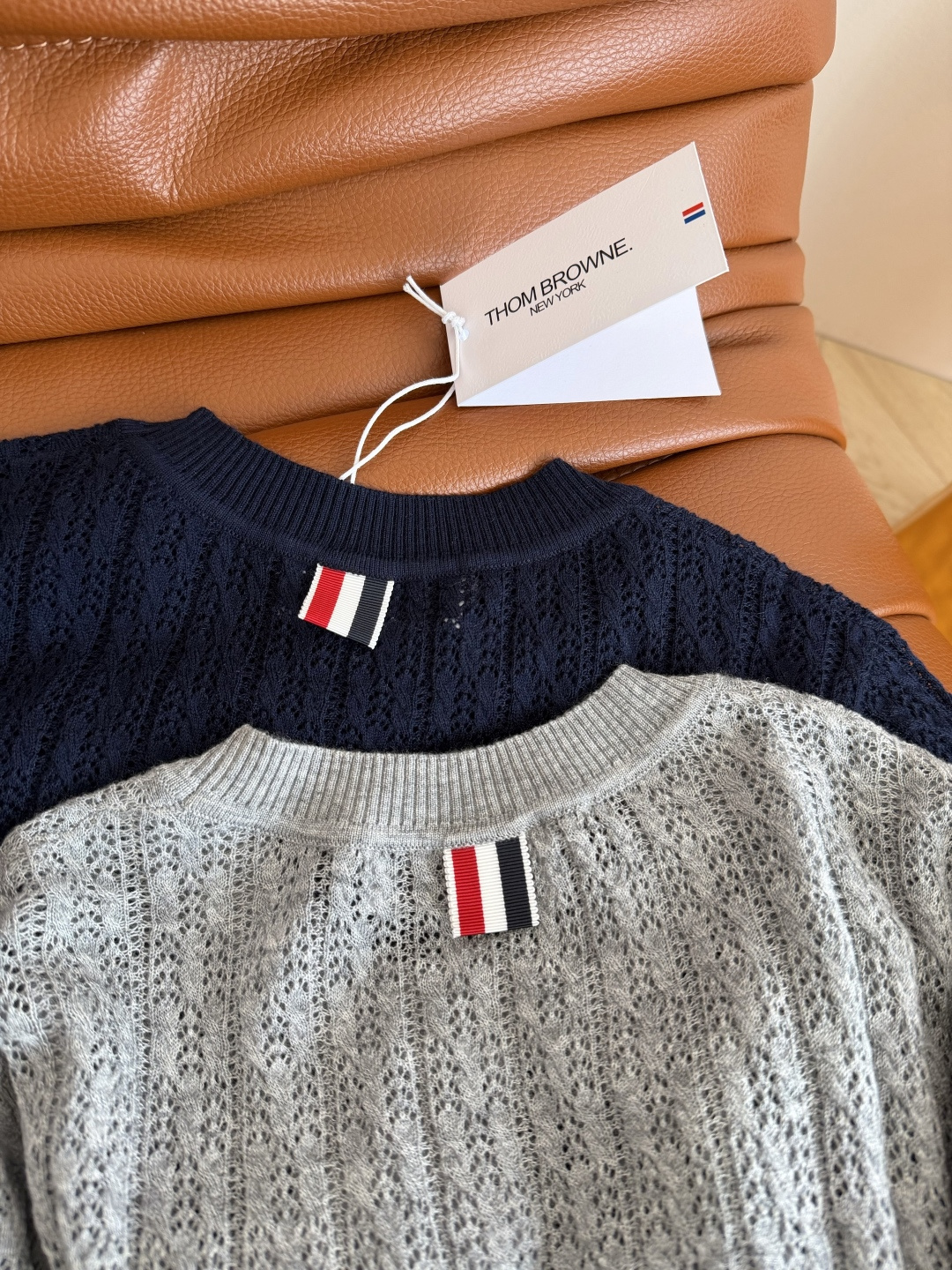 26春夏 经典杠条设计针织短袖上衣 很有辨识度的设计 采用了重工的扭绳镂空织法 细看都是小孔镂空 夏季清