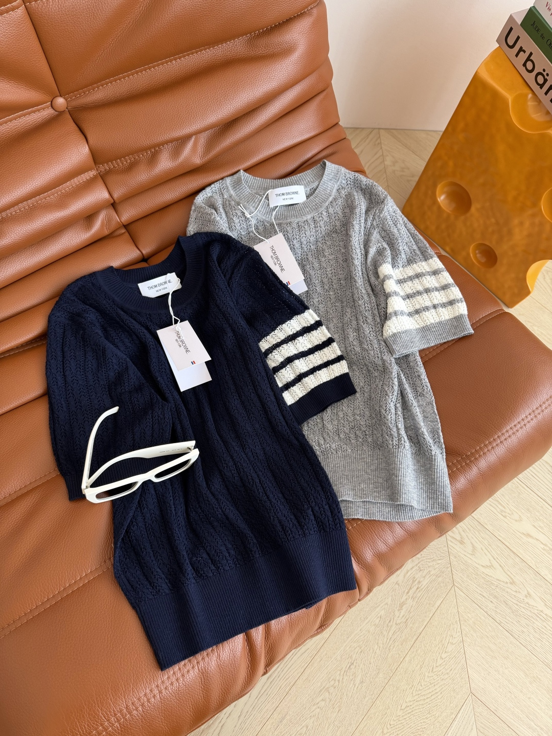 26春夏 经典杠条设计针织短袖上衣 很有辨识度的设计 采用了重工的扭绳镂空织法 细看都是小孔镂空 夏季清