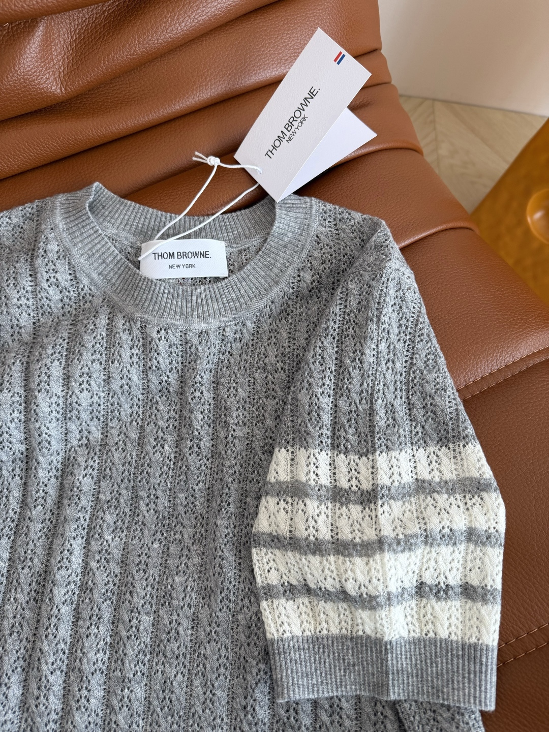 26春夏 经典杠条设计针织短袖上衣 很有辨识度的设计 采用了重工的扭绳镂空织法 细看都是小孔镂空 夏季清