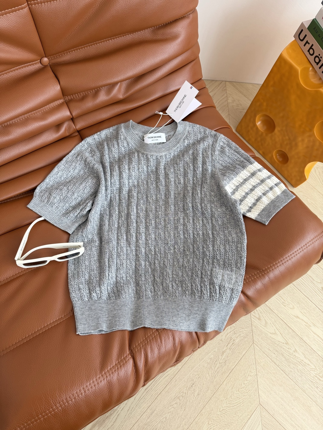 26春夏 经典杠条设计针织短袖上衣 很有辨识度的设计 采用了重工的扭绳镂空织法 细看都是小孔镂空 夏季清