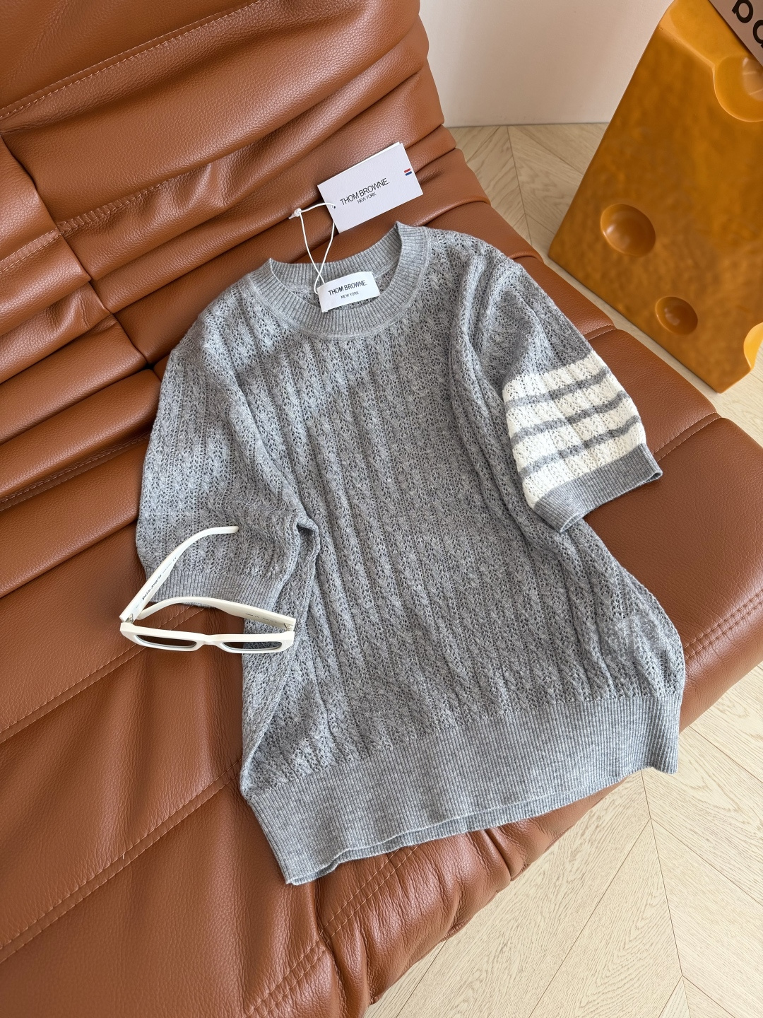 26春夏 经典杠条设计针织短袖上衣 很有辨识度的设计 采用了重工的扭绳镂空织法 细看都是小孔镂空 夏季清