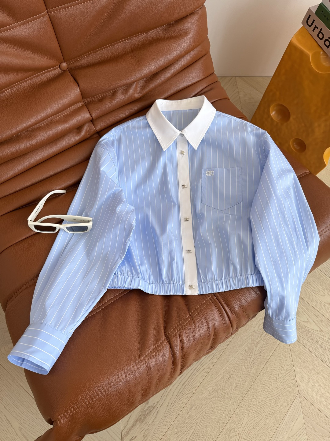 26ss 凯旋门刺绣短款衬衫 日常款 不管是通勤或者逛街约会都不会出错的衬衫 下摆松紧设计短款版型剪裁 