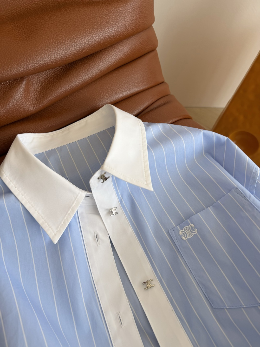 26ss 凯旋门刺绣短款衬衫 日常款 不管是通勤或者逛街约会都不会出错的衬衫 下摆松紧设计短款版型剪裁 