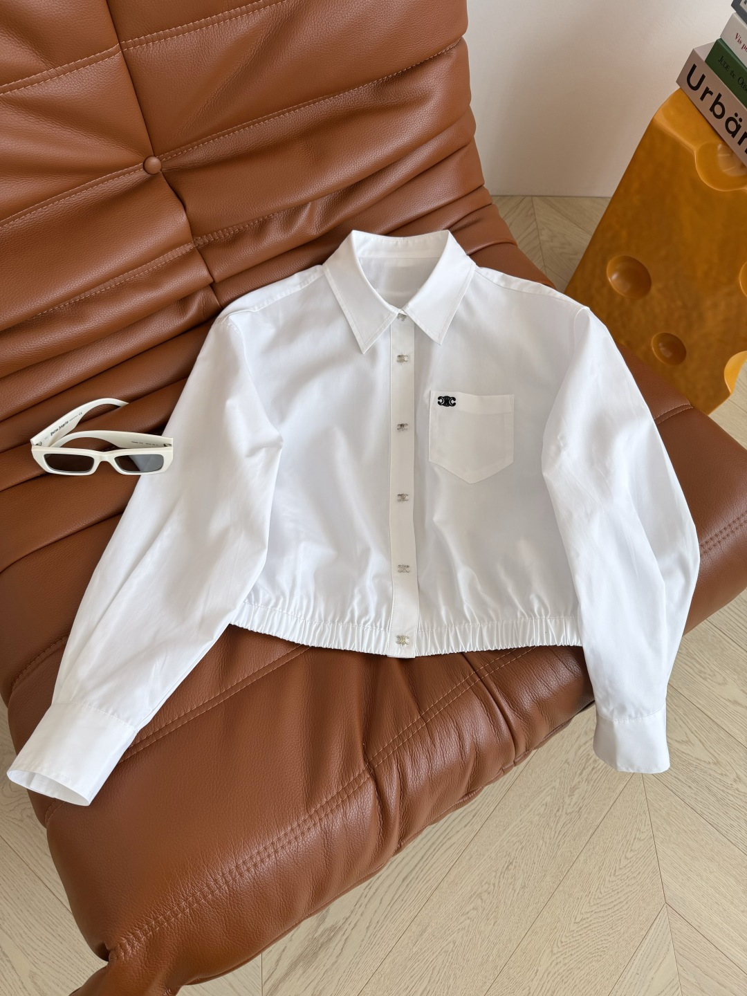 26ss 凯旋门刺绣短款衬衫 日常款 不管是通勤或者逛街约会都不会出错的衬衫 下摆松紧设计短款版型剪裁 