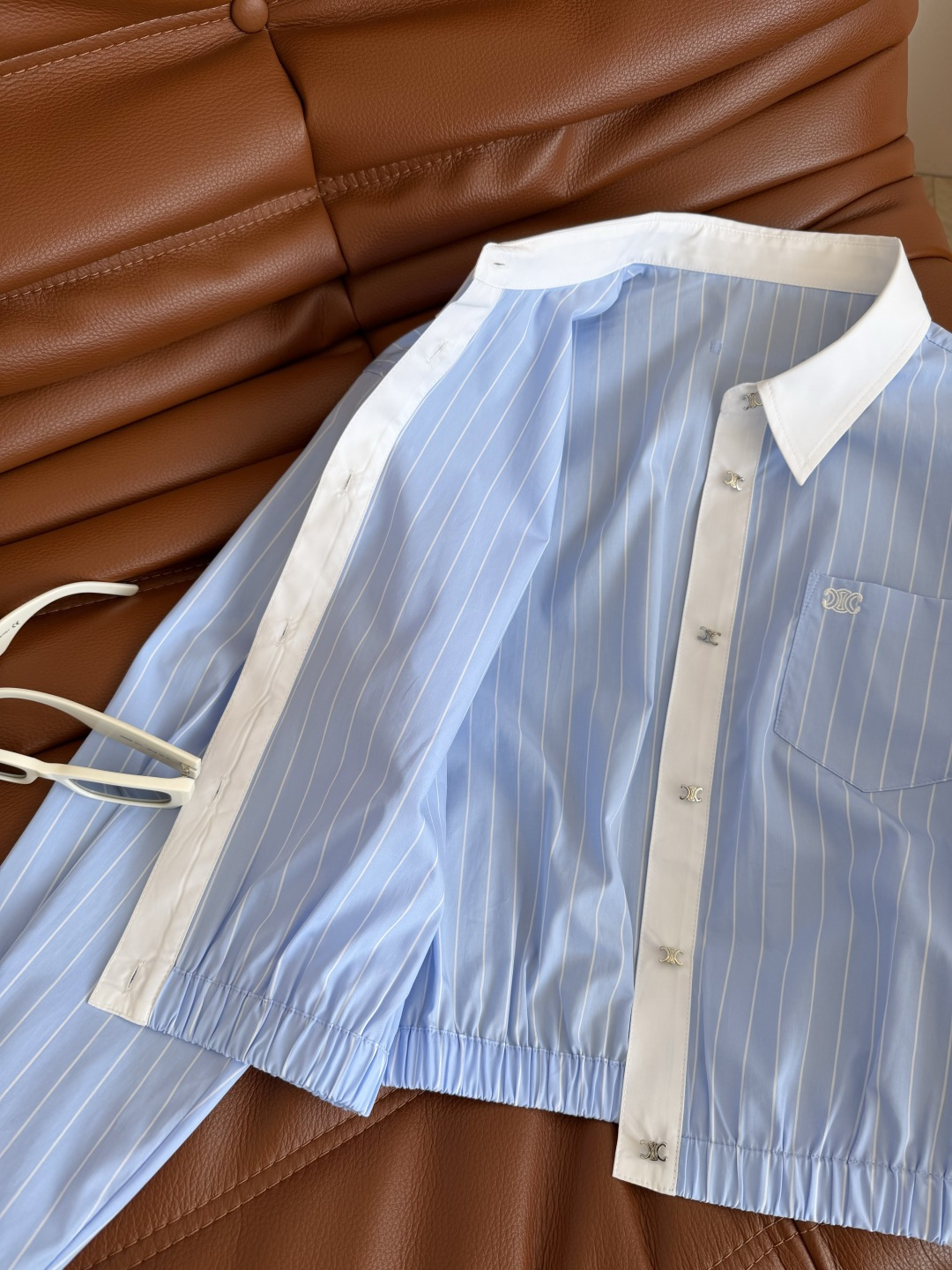 26ss 凯旋门刺绣短款衬衫 日常款 不管是通勤或者逛街约会都不会出错的衬衫 下摆松紧设计短款版型剪裁 