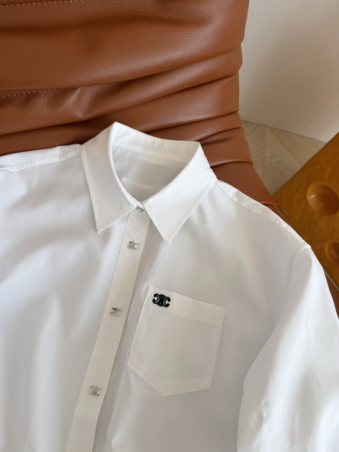 26ss 凯旋门刺绣短款衬衫 日常款 不管是通勤或者逛街约会都不会出错的衬衫 下摆松紧设计短款版型剪裁 