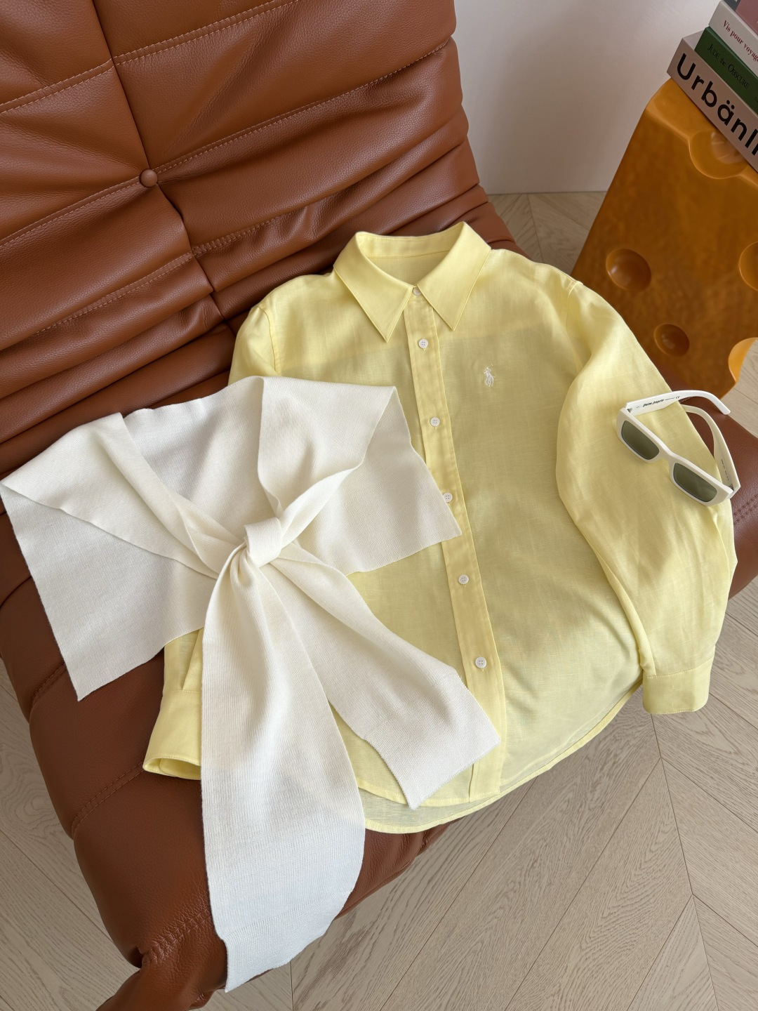 慵懒有范 26春夏 搭配披肩设计鹅黄色亚麻衬衫 黄白搭配太上镜了 很显肤色白 上身自带滤镜感 美白亮肤 