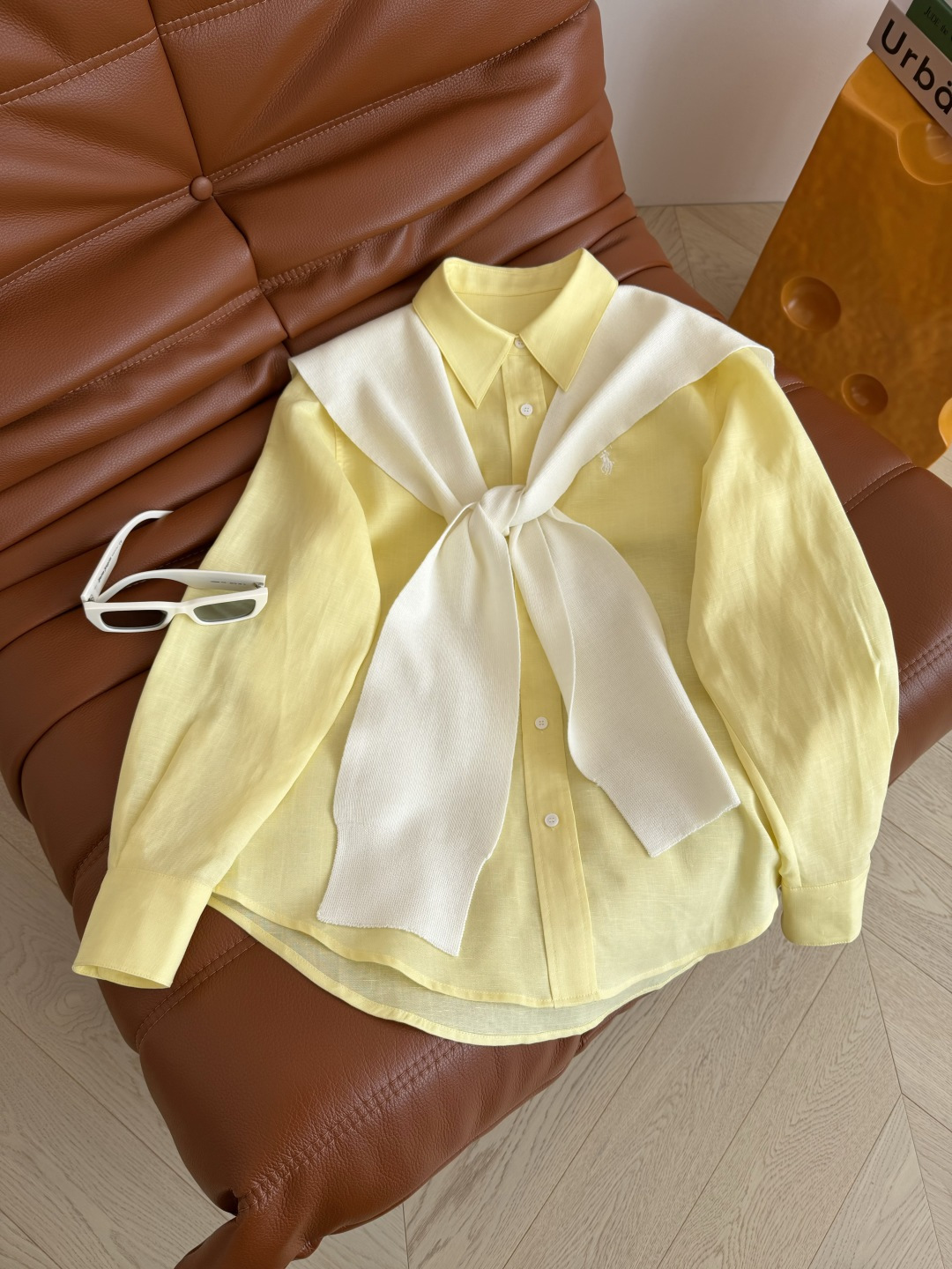 慵懒有范 26春夏 搭配披肩设计鹅黄色亚麻衬衫 黄白搭配太上镜了 很显肤色白 上身自带滤镜感 美白亮肤 
