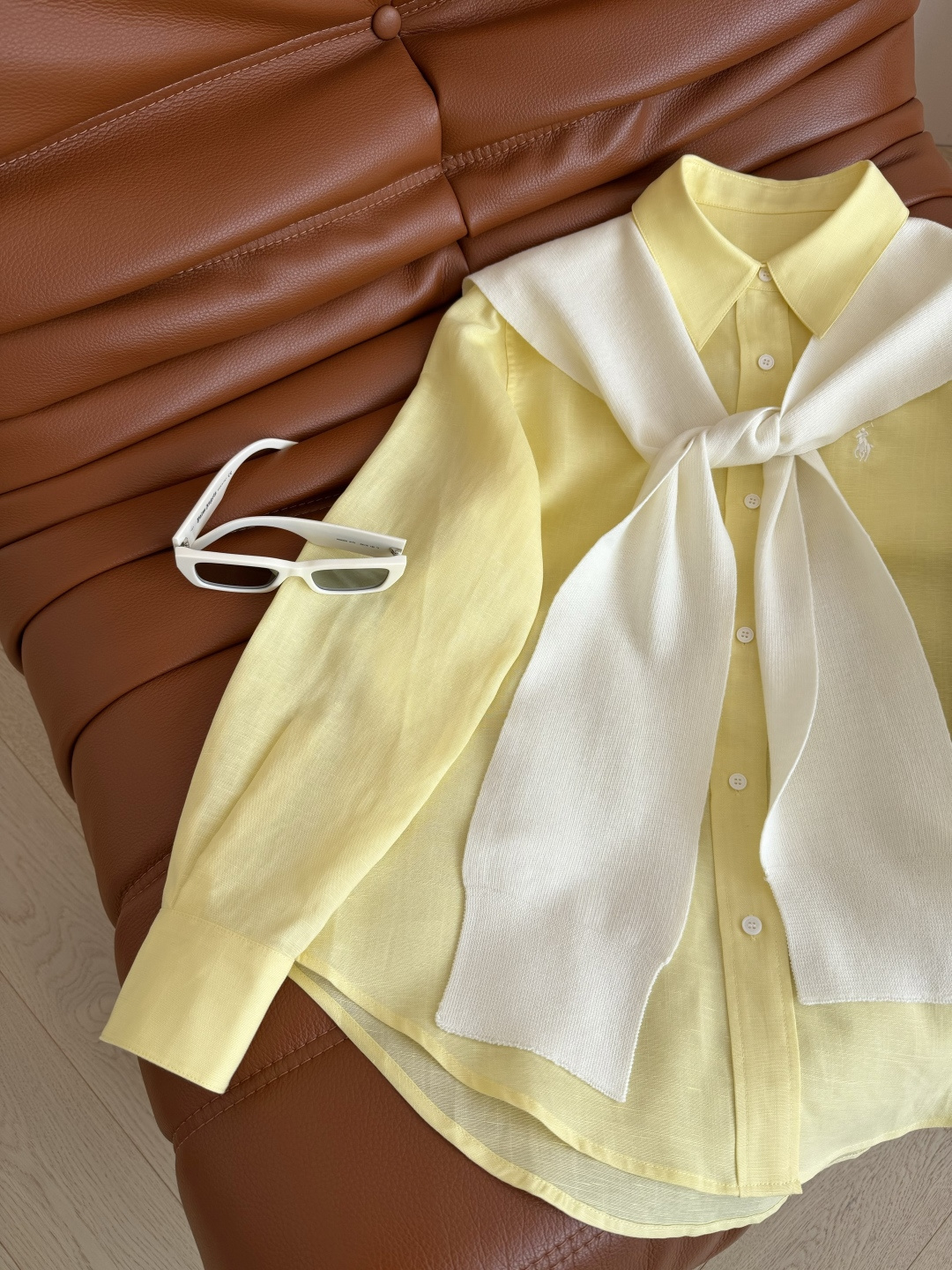 慵懒有范 26春夏 搭配披肩设计鹅黄色亚麻衬衫 黄白搭配太上镜了 很显肤色白 上身自带滤镜感 美白亮肤 