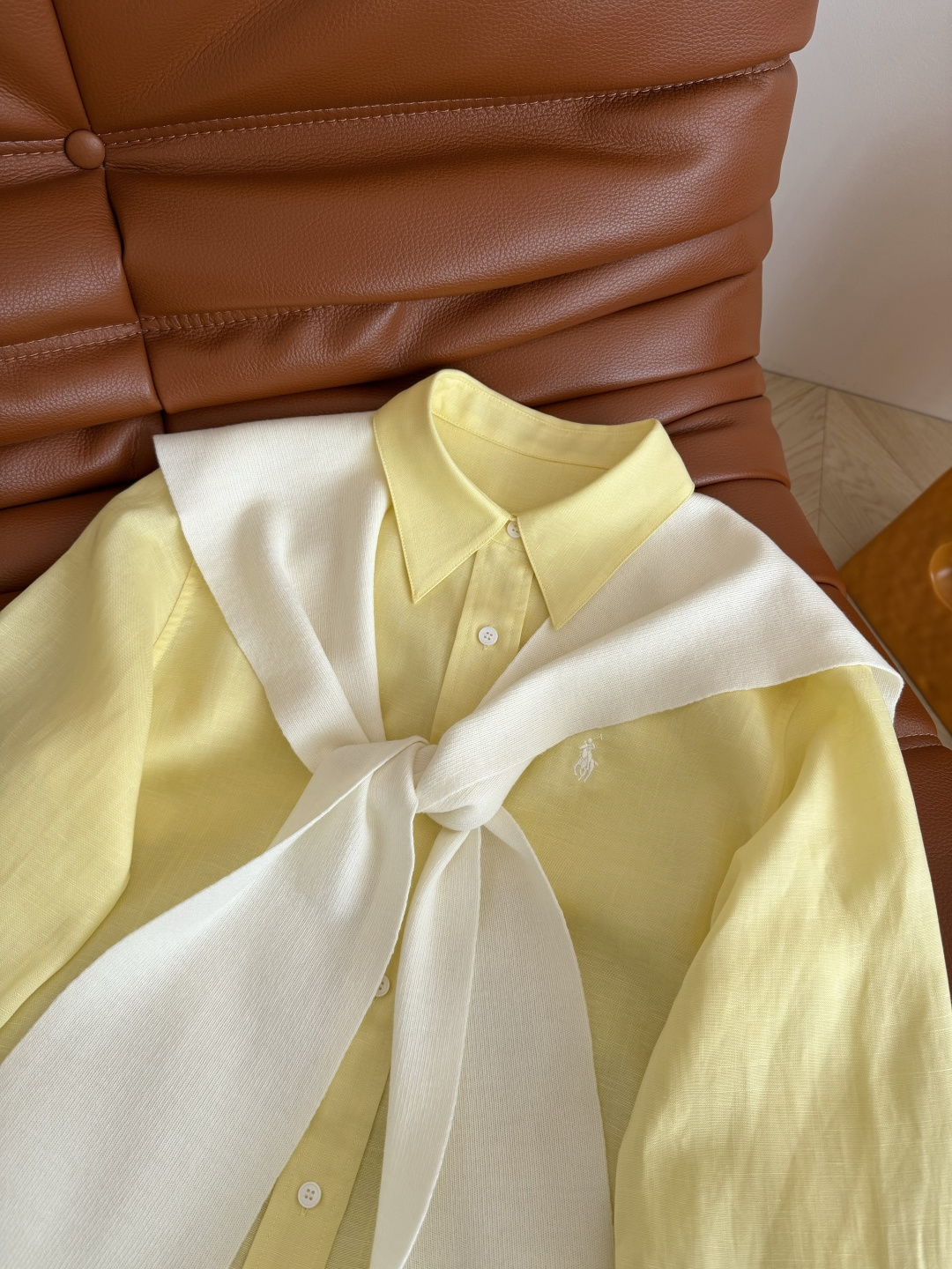 慵懒有范 26春夏 搭配披肩设计鹅黄色亚麻衬衫 黄白搭配太上镜了 很显肤色白 上身自带滤镜感 美白亮肤 