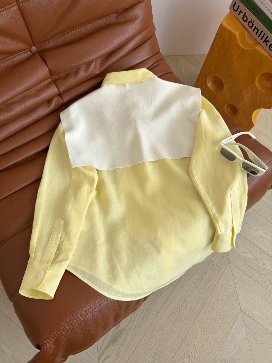 慵懒有范 26春夏 搭配披肩设计鹅黄色亚麻衬衫 黄白搭配太上镜了 很显肤色白 上身自带滤镜感 美白亮肤 