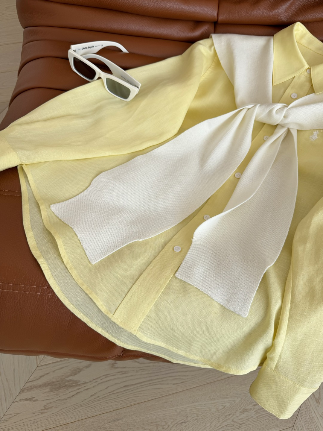 慵懒有范 26春夏 搭配披肩设计鹅黄色亚麻衬衫 黄白搭配太上镜了 很显肤色白 上身自带滤镜感 美白亮肤 