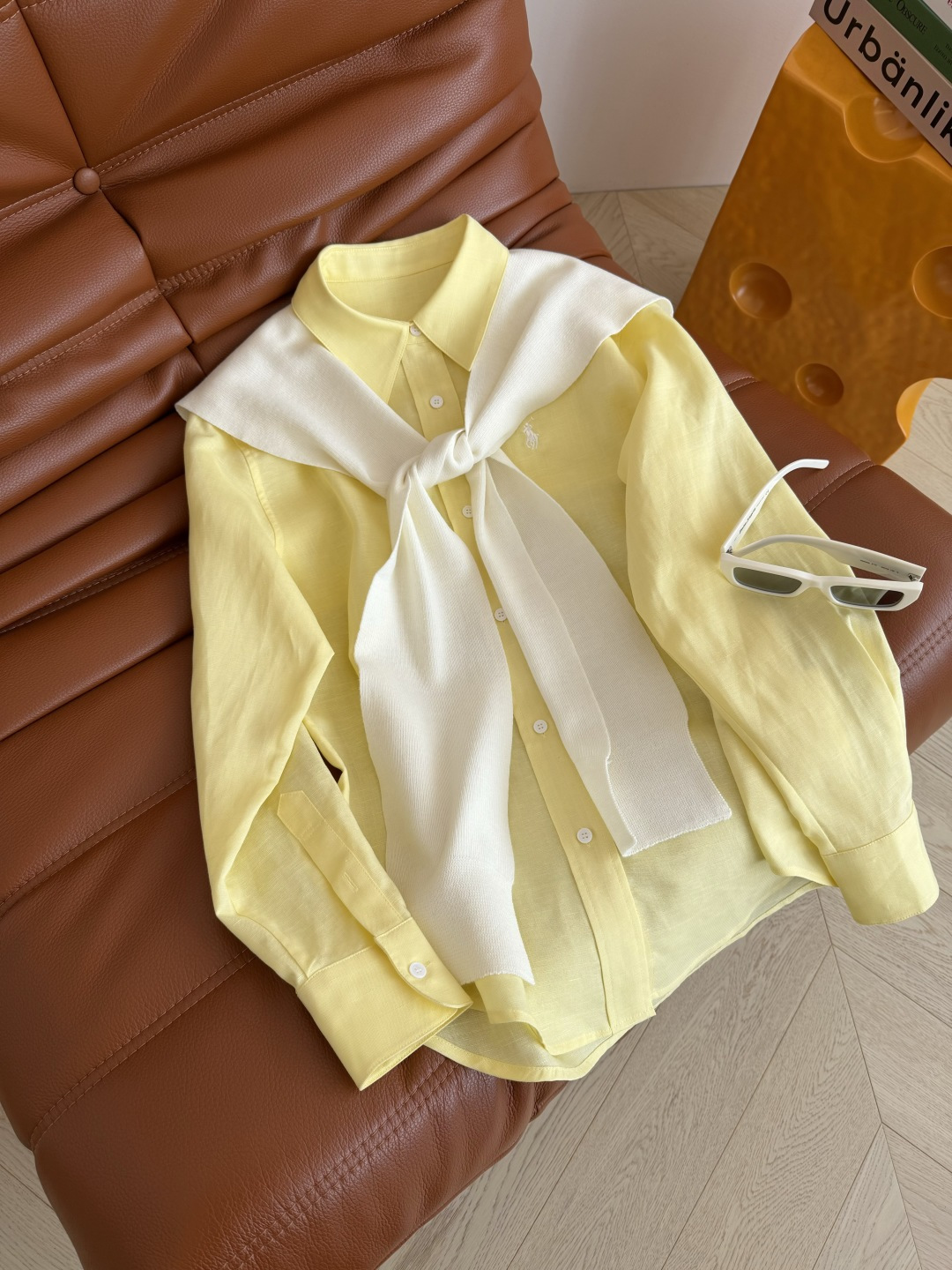 慵懒有范 26春夏 搭配披肩设计鹅黄色亚麻衬衫 黄白搭配太上镜了 很显肤色白 上身自带滤镜感 美白亮肤 