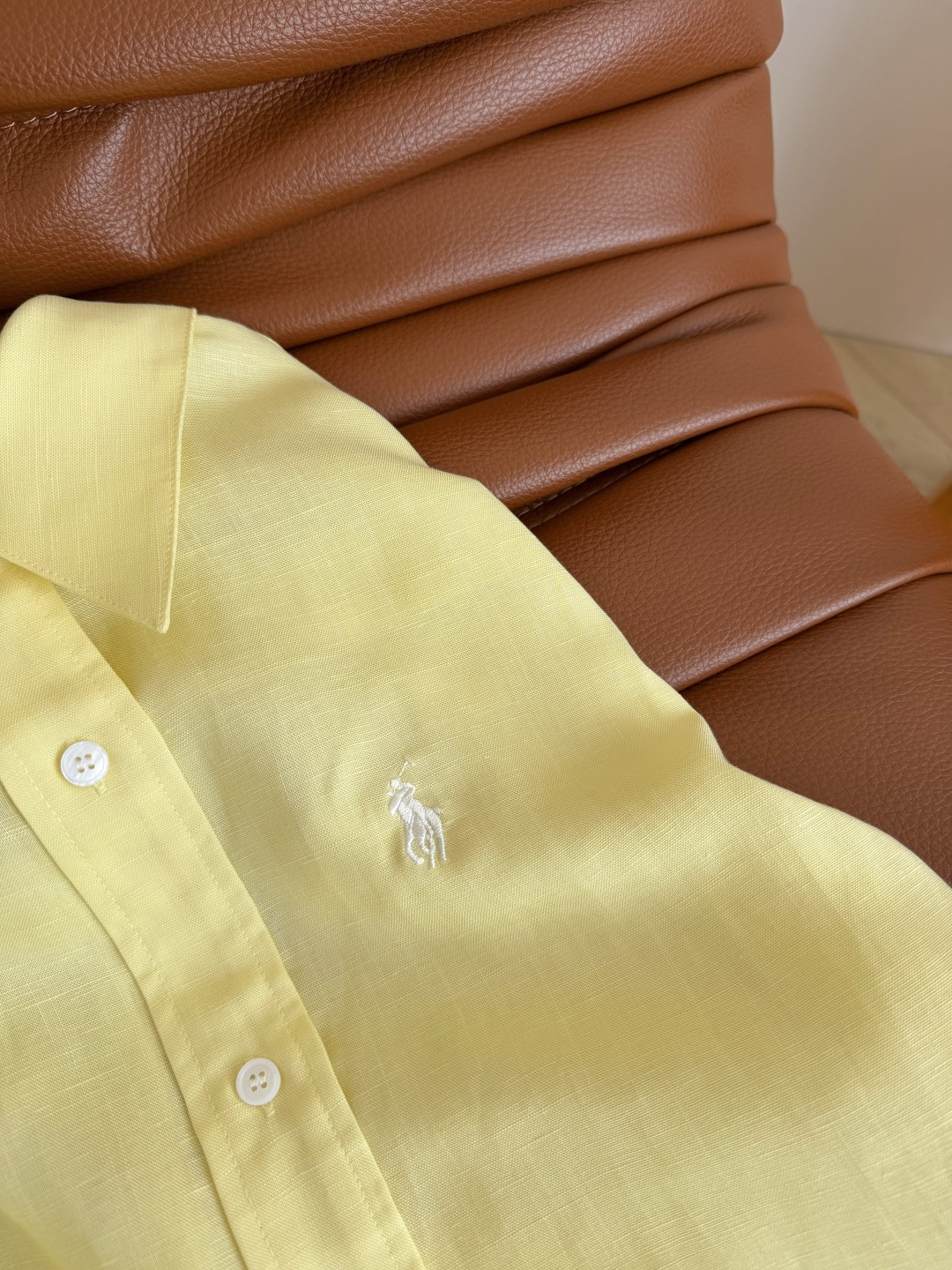 慵懒有范 26春夏 搭配披肩设计鹅黄色亚麻衬衫 黄白搭配太上镜了 很显肤色白 上身自带滤镜感 美白亮肤 