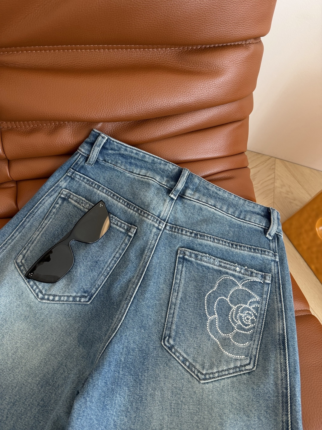 26春夏新款 后备口袋山茶花烫钻设计牛仔裤 松弛感在线 时髦有度的一条牛仔裤 直筒的裤型 完全不挑腿型 