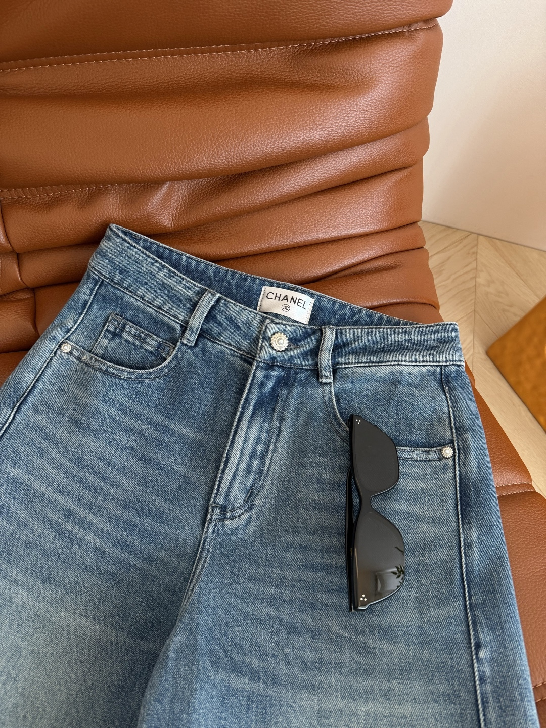 26春夏新款 后备口袋山茶花烫钻设计牛仔裤 松弛感在线 时髦有度的一条牛仔裤 直筒的裤型 完全不挑腿型 