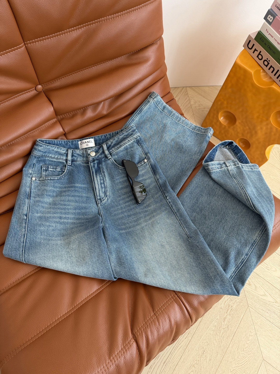 26春夏新款 后备口袋山茶花烫钻设计牛仔裤 松弛感在线 时髦有度的一条牛仔裤 直筒的裤型 完全不挑腿型 