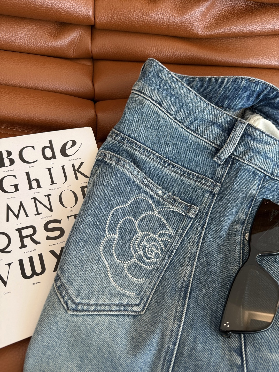 26春夏新款 后备口袋山茶花烫钻设计牛仔裤 松弛感在线 时髦有度的一条牛仔裤 直筒的裤型 完全不挑腿型 