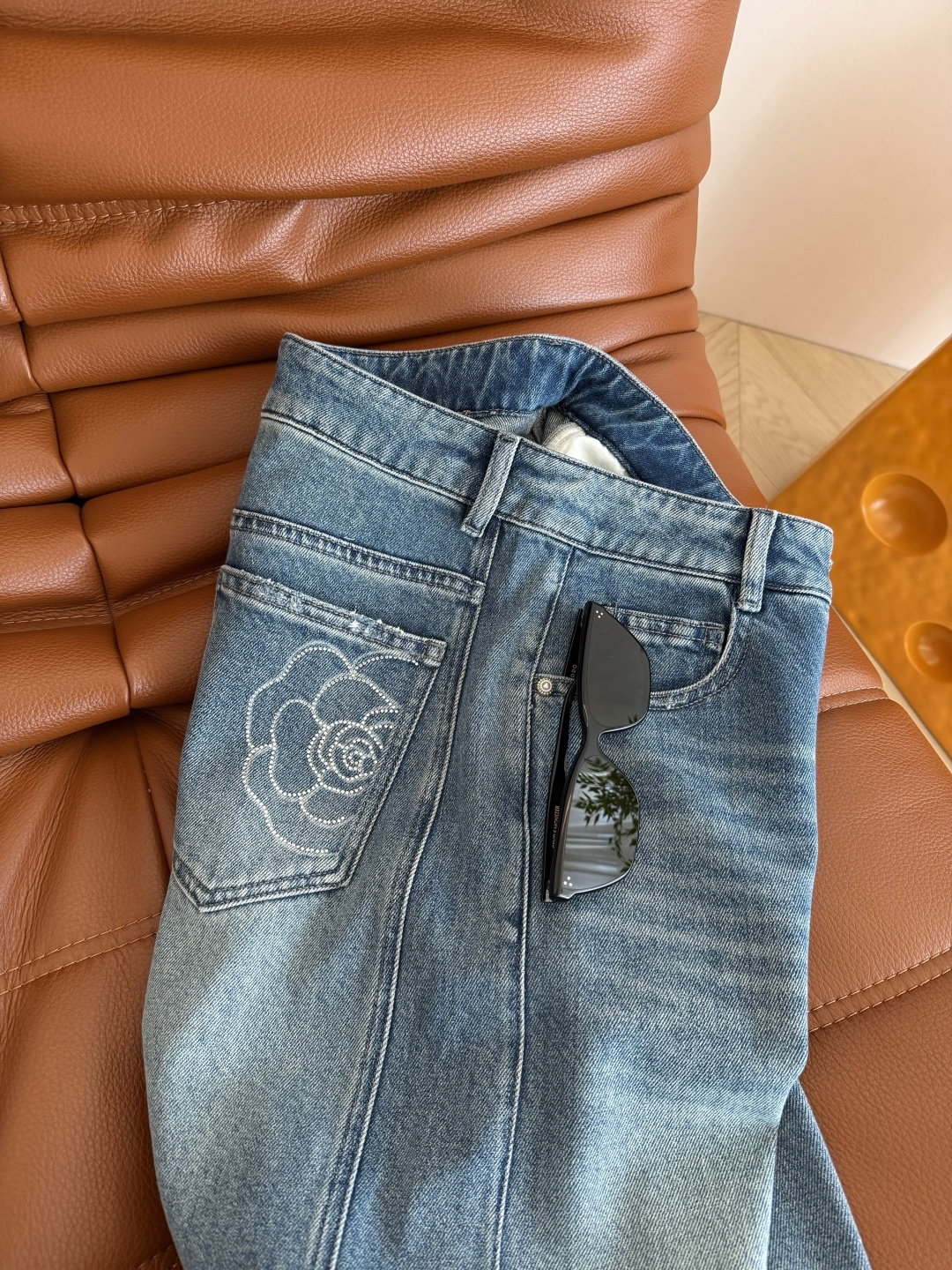 26春夏新款 后备口袋山茶花烫钻设计牛仔裤 松弛感在线 时髦有度的一条牛仔裤 直筒的裤型 完全不挑腿型 