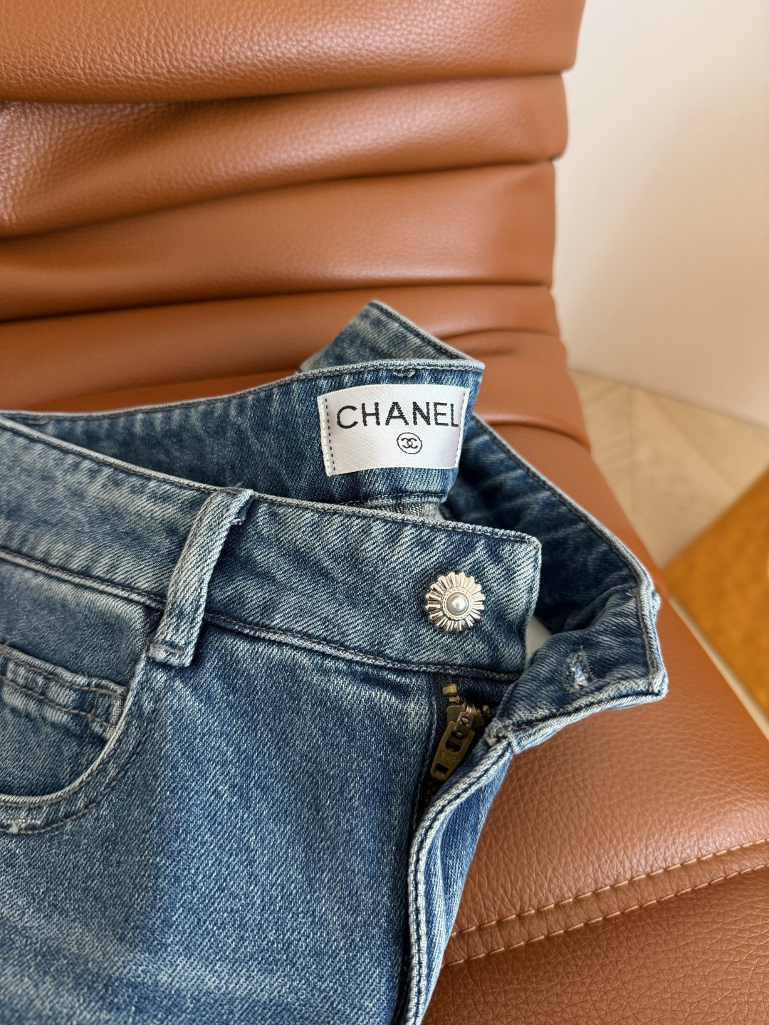 26春夏新款 后备口袋山茶花烫钻设计牛仔裤 松弛感在线 时髦有度的一条牛仔裤 直筒的裤型 完全不挑腿型 